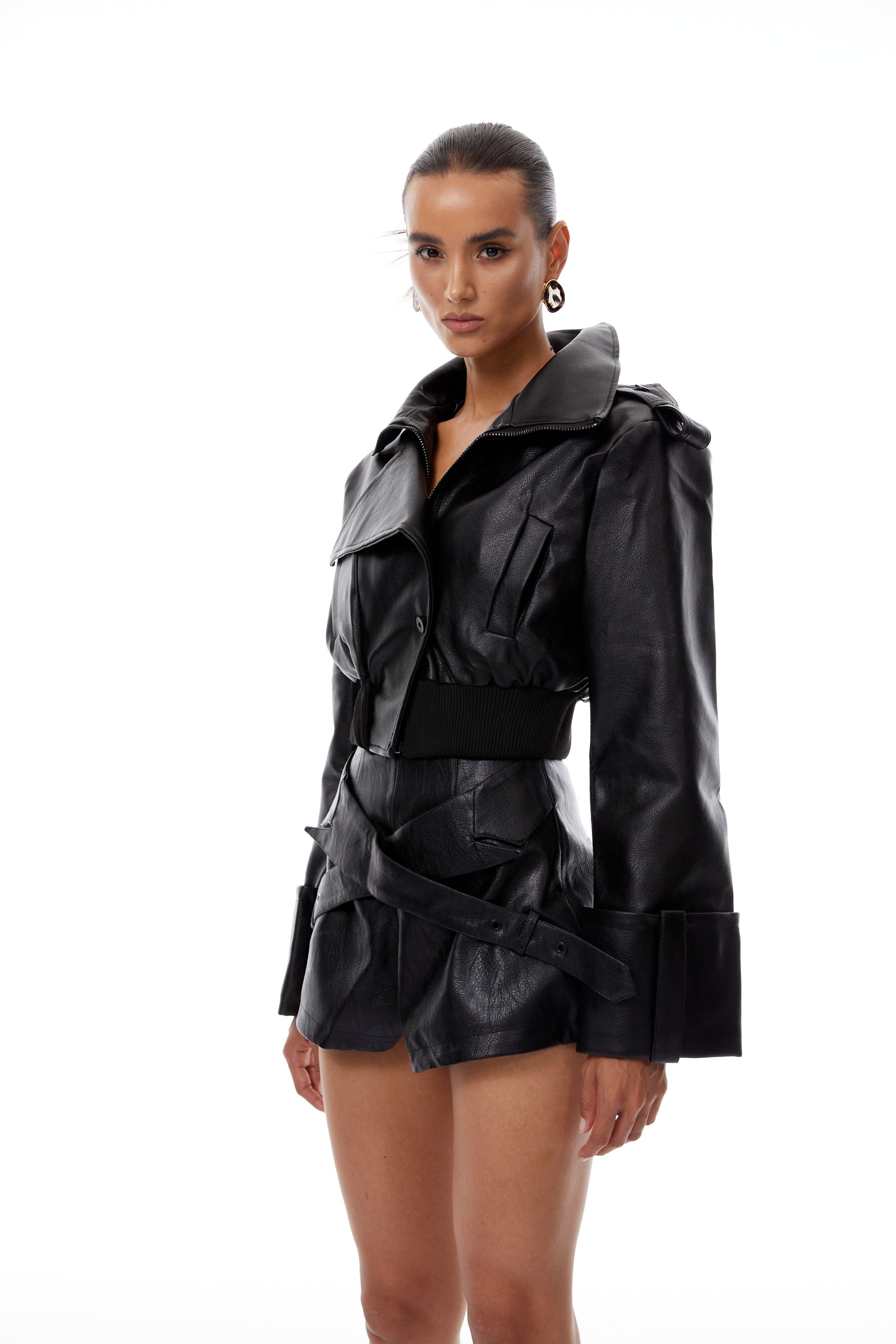 طقم جاكيت وشورت من الجلد الأسود من مانون