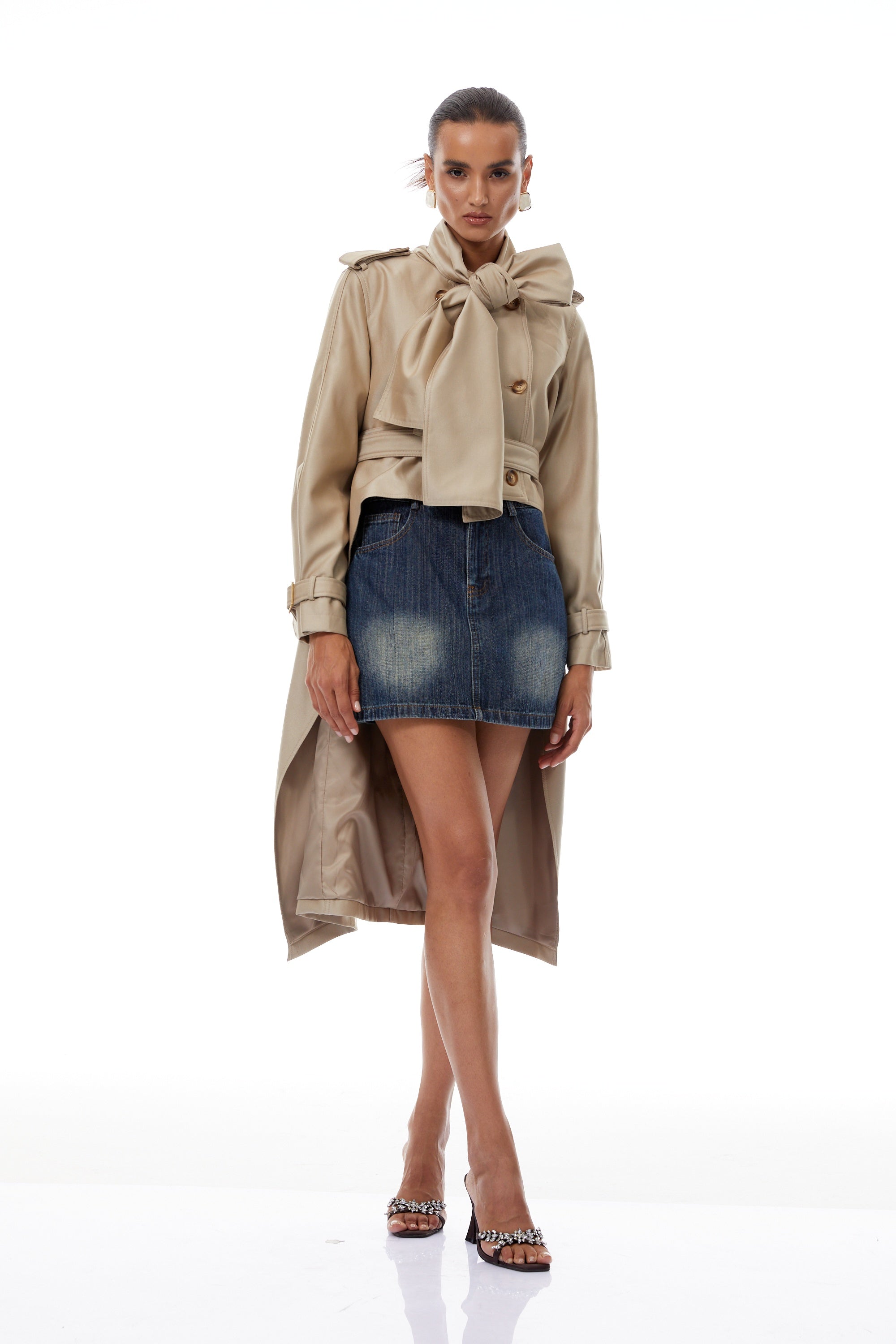 معطف ترينش قصير غير متماثل من Szabina بلون الكاكي