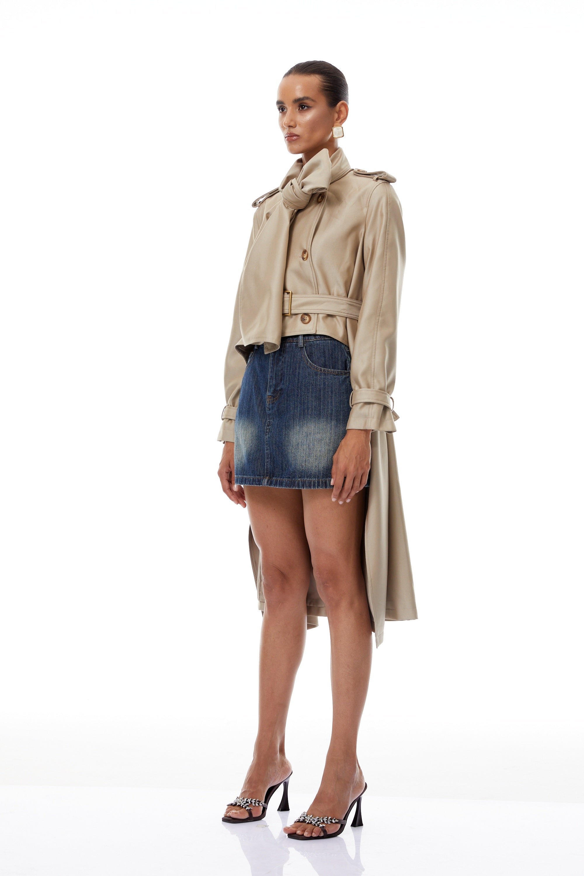 معطف ترينش قصير غير متماثل من Szabina بلون الكاكي