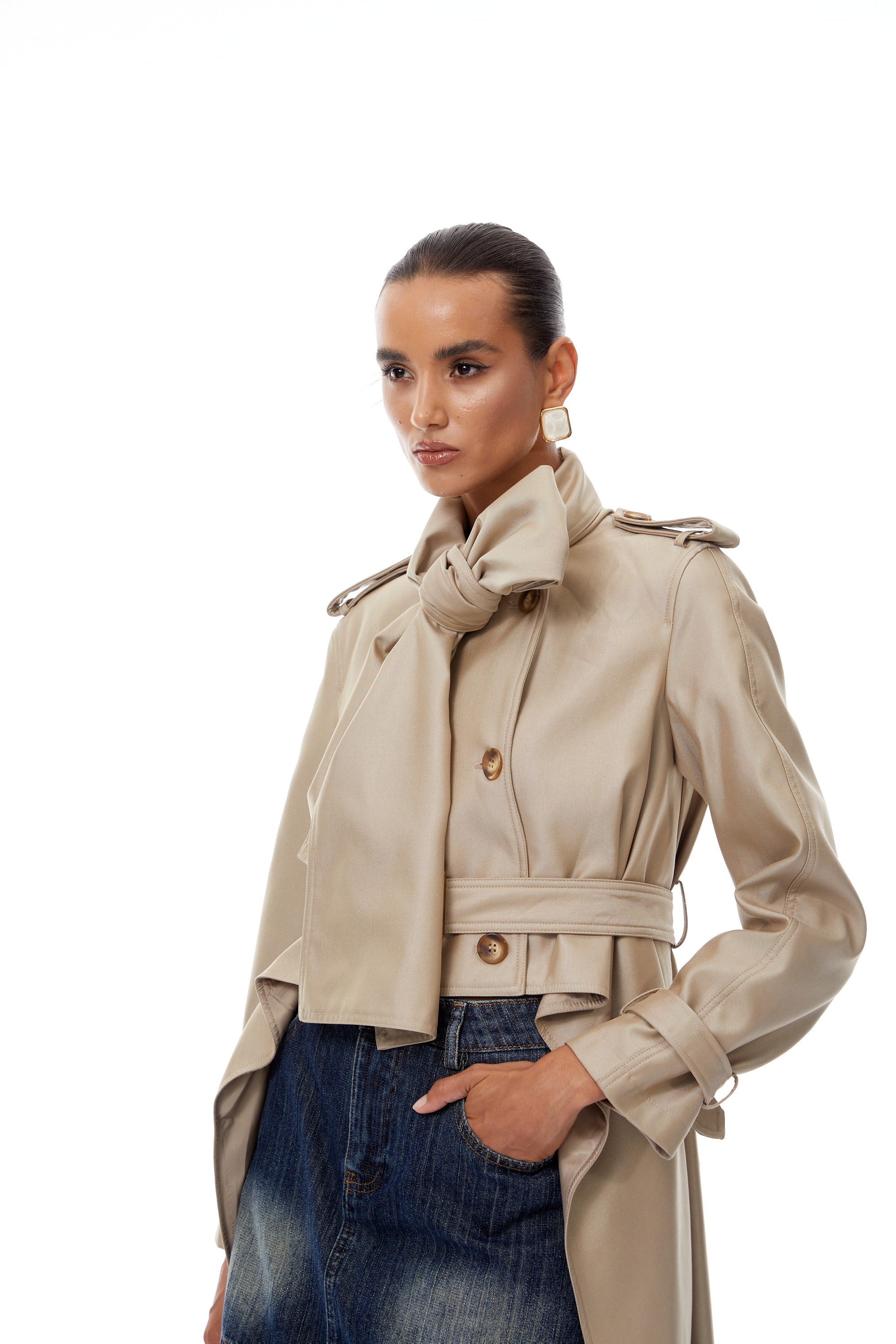 معطف ترينش قصير غير متماثل من Szabina بلون الكاكي