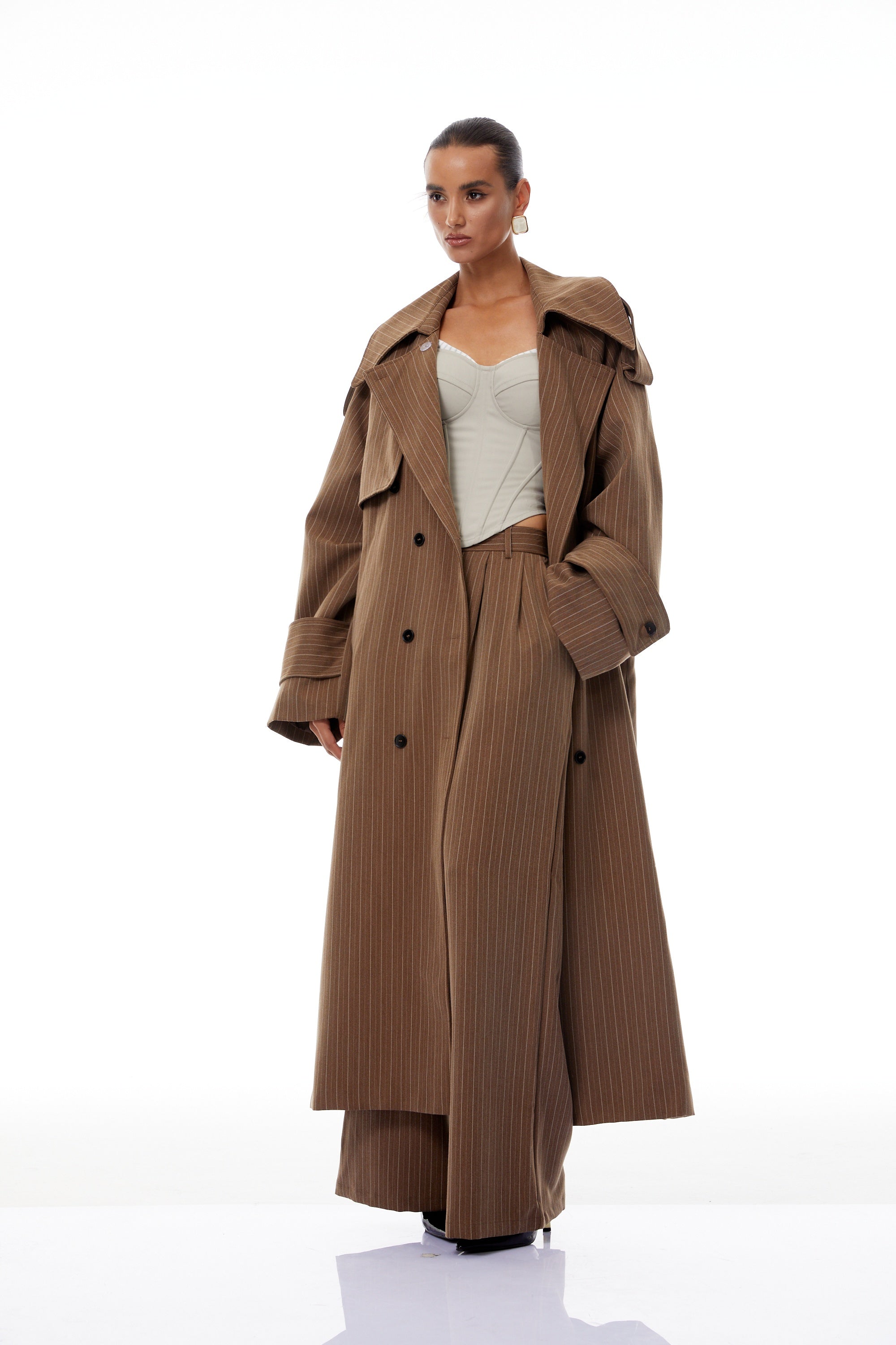 طقم معطف طويل مخطط وبنطلون من كليمانس براون