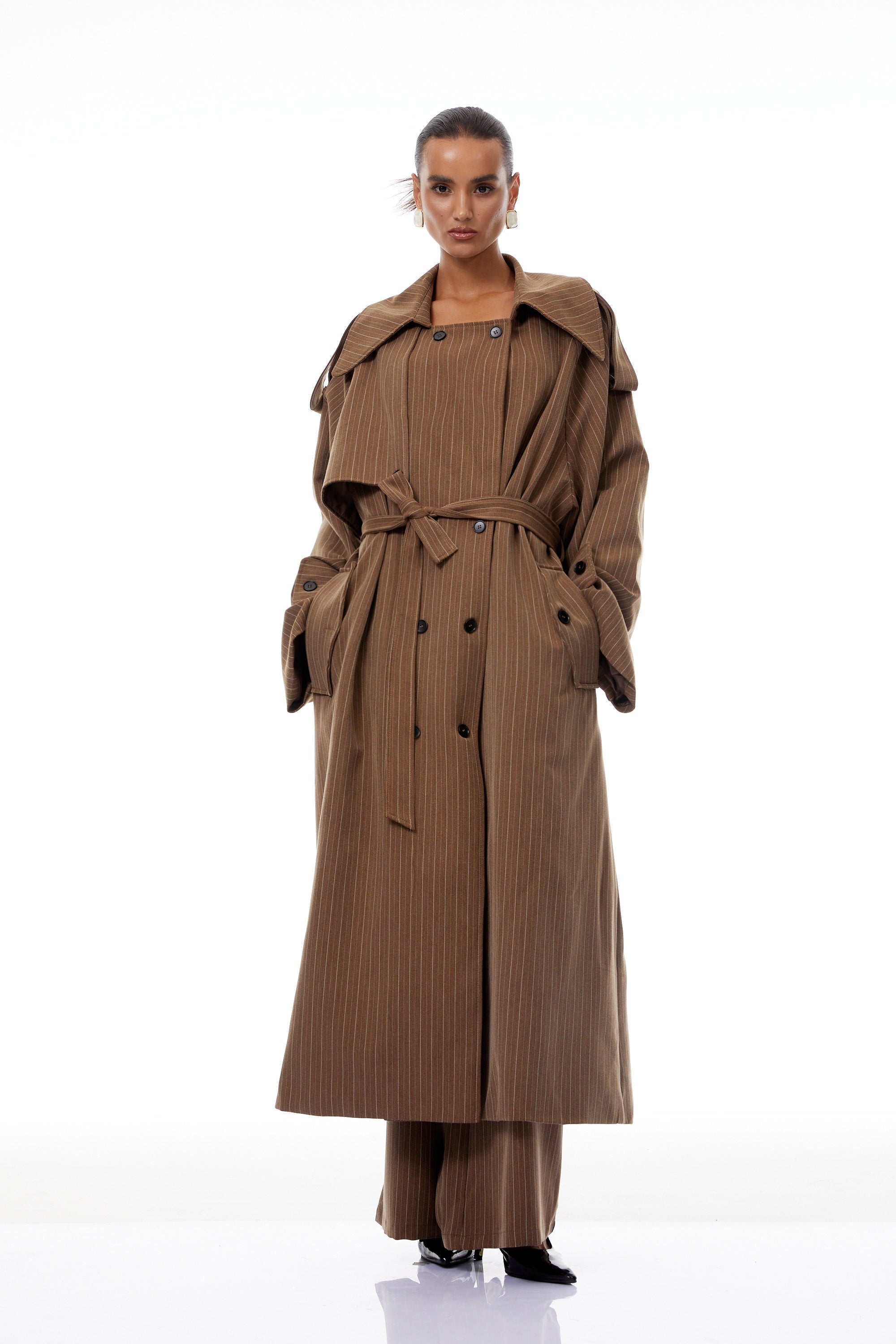 طقم معطف طويل مخطط وبنطلون من كليمانس براون