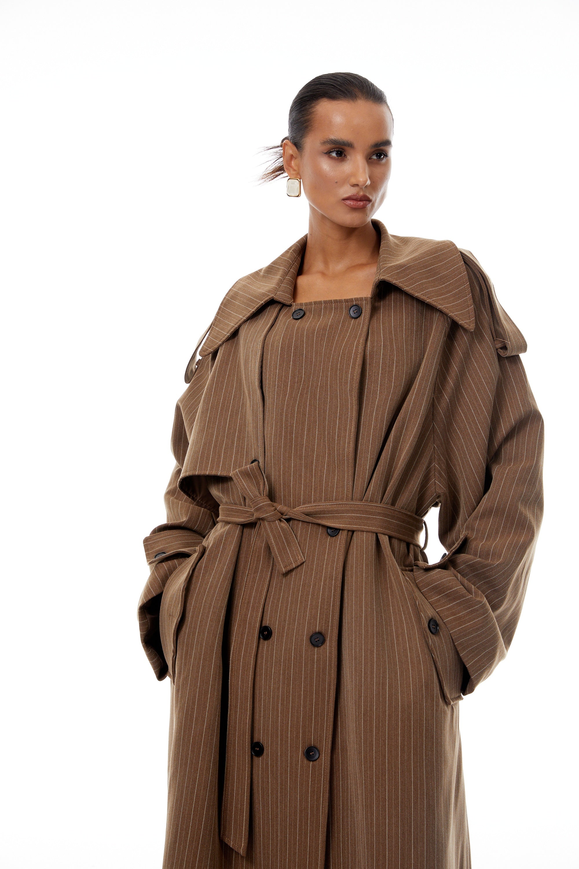 طقم معطف طويل مخطط وبنطلون من كليمانس براون