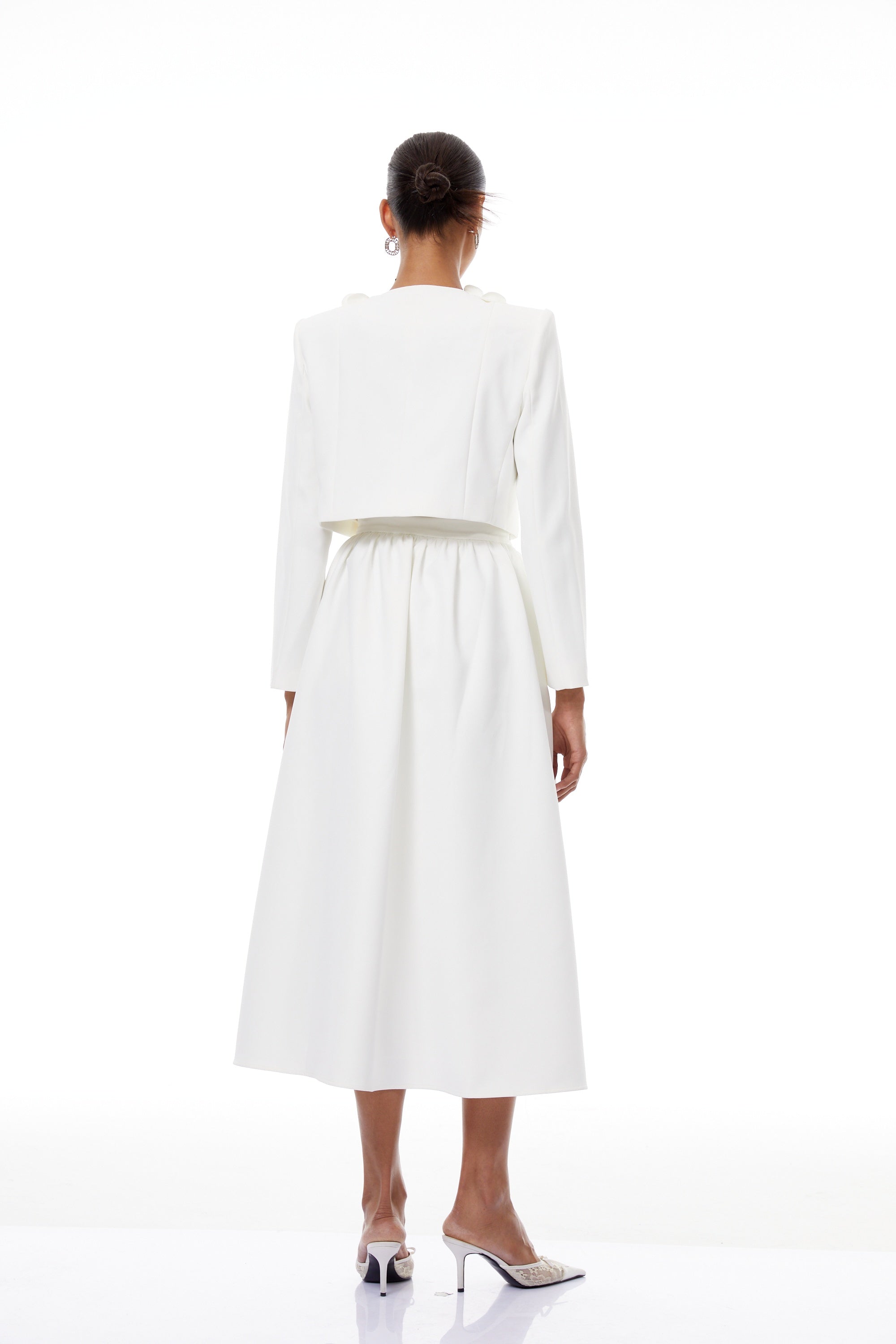 طقم جاكيت وتنورة إيلودي أبيض مزين بتطريزات زهور