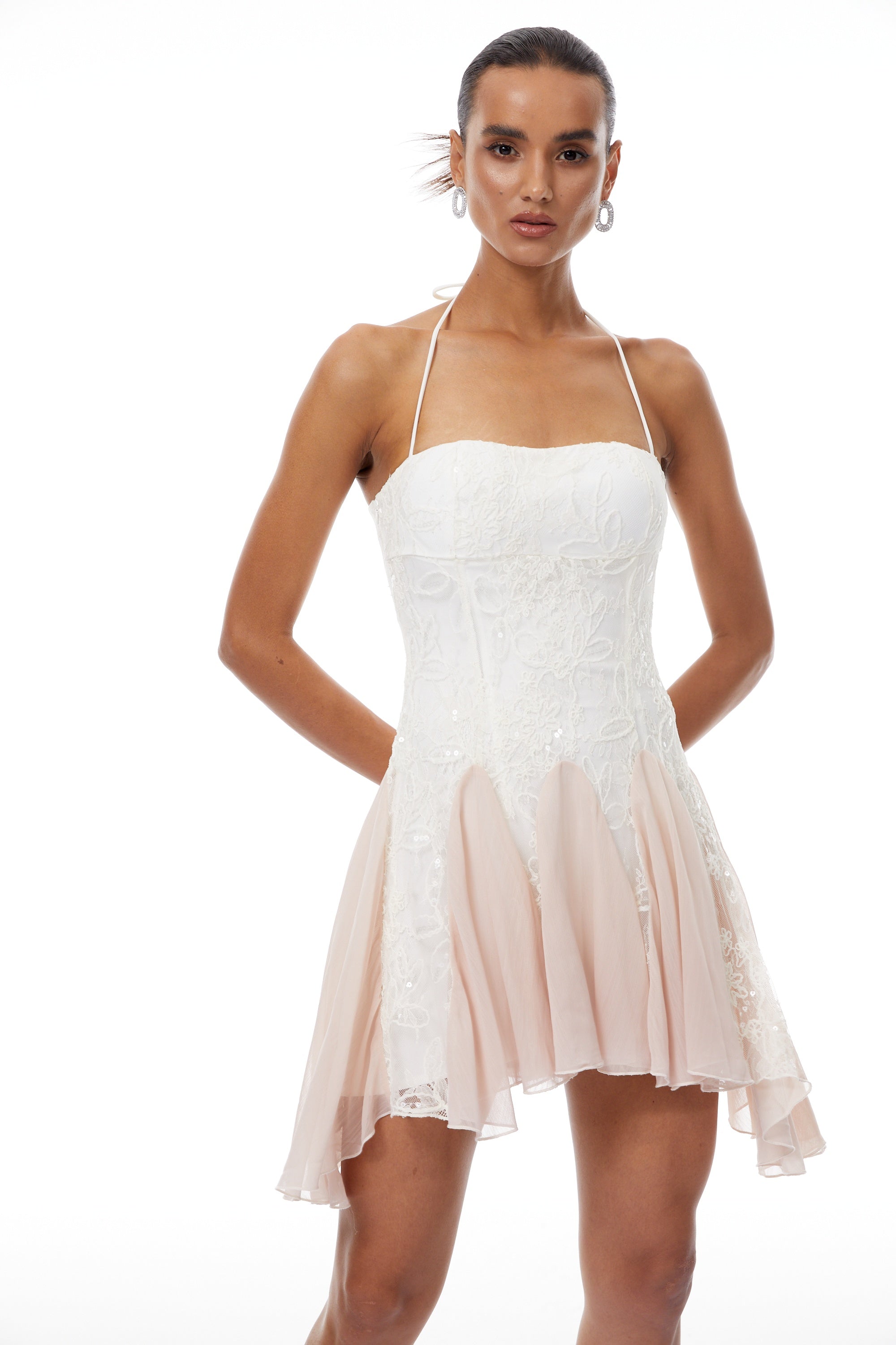 فستان ريكا المصغر ذو الدانتيل المزخرف بالترتر الأبيض.