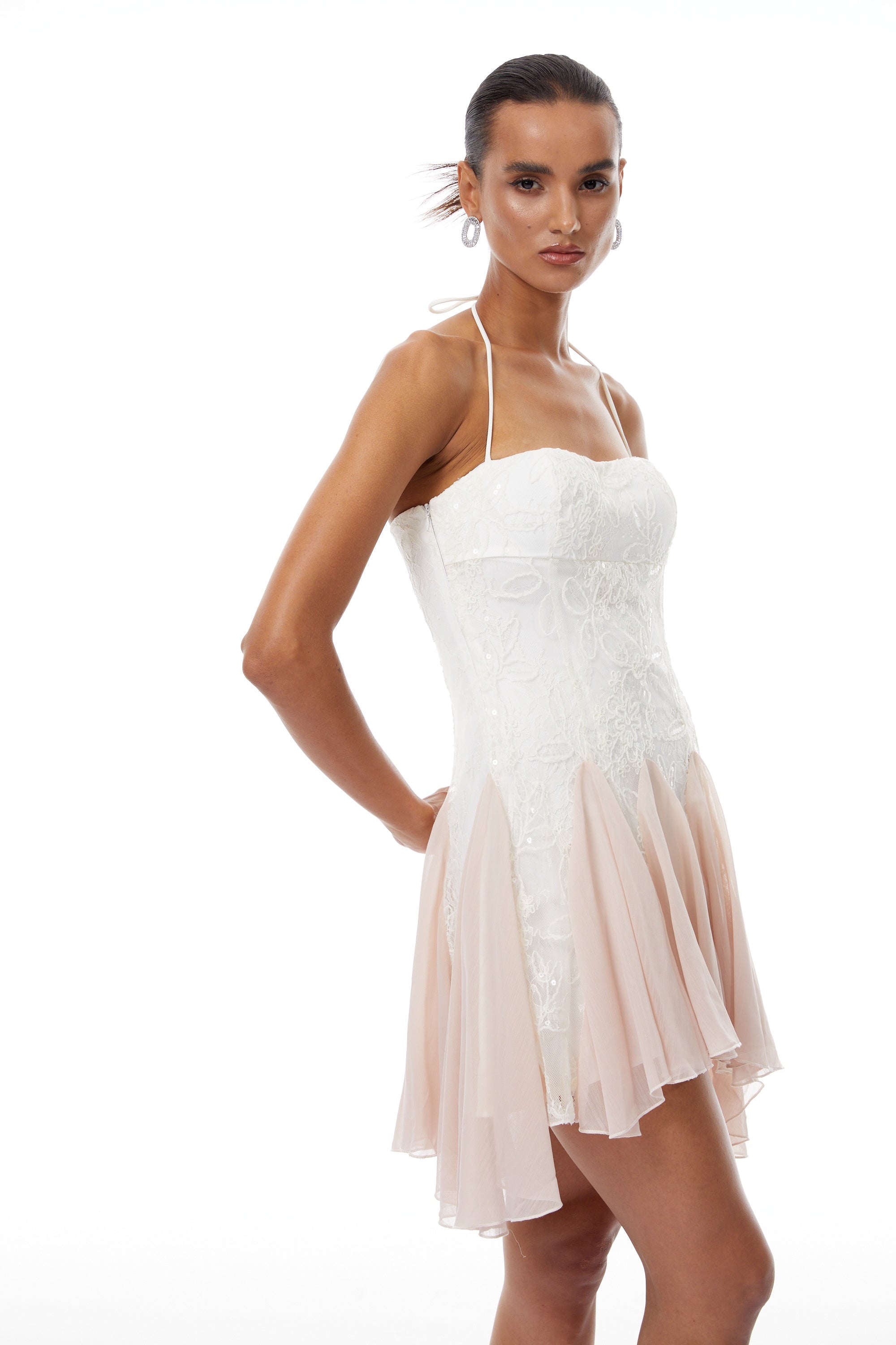 فستان ريكا المصغر ذو الدانتيل المزخرف بالترتر الأبيض.