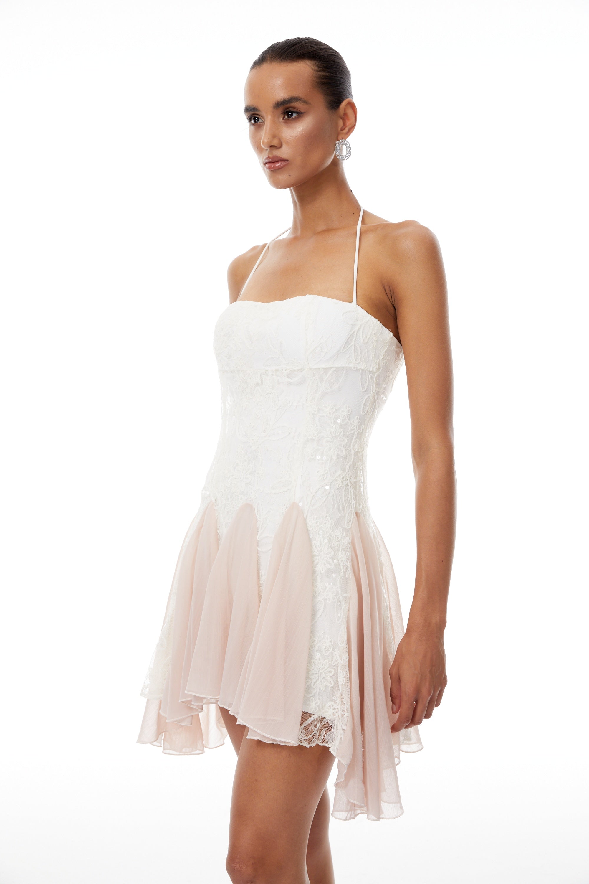 فستان ريكا المصغر ذو الدانتيل المزخرف بالترتر الأبيض.