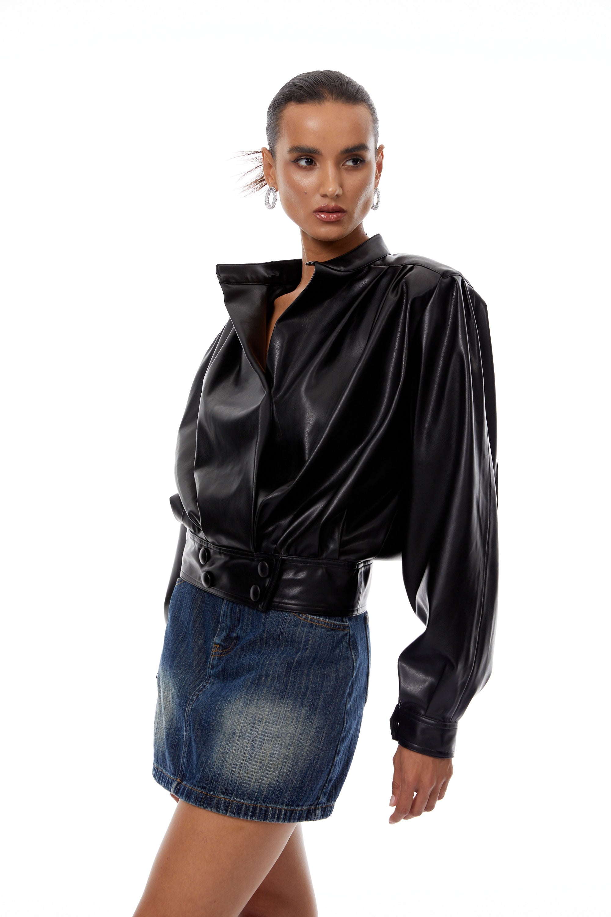 جاكيت رامينا الأسود المصنوع من الجلد والمقصر