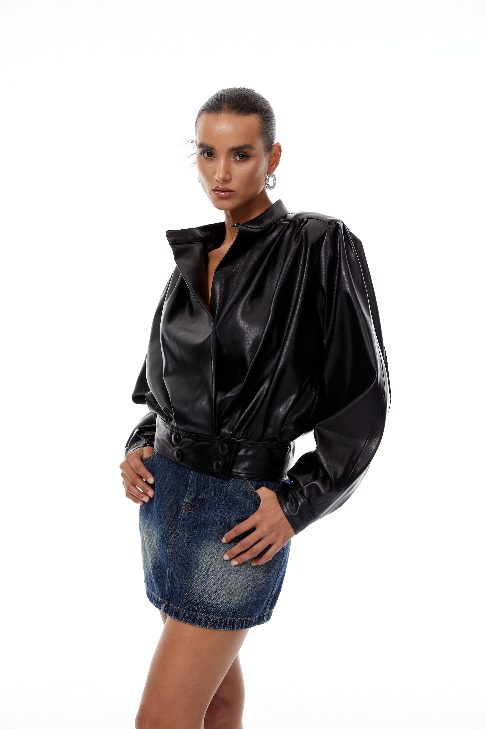 جاكيت رامينا الأسود المصنوع من الجلد والمقصر