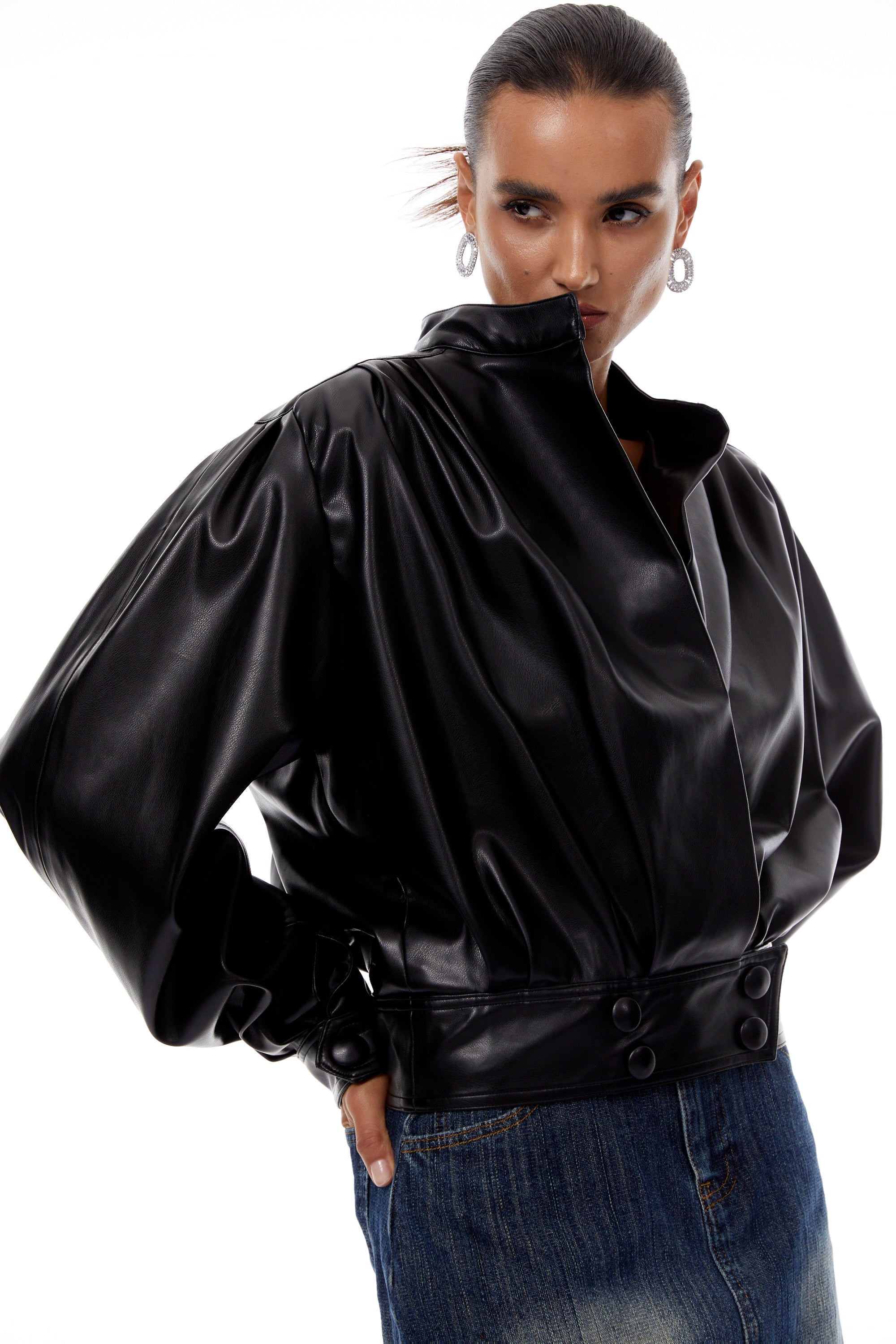 جاكيت رامينا الأسود المصنوع من الجلد والمقصر