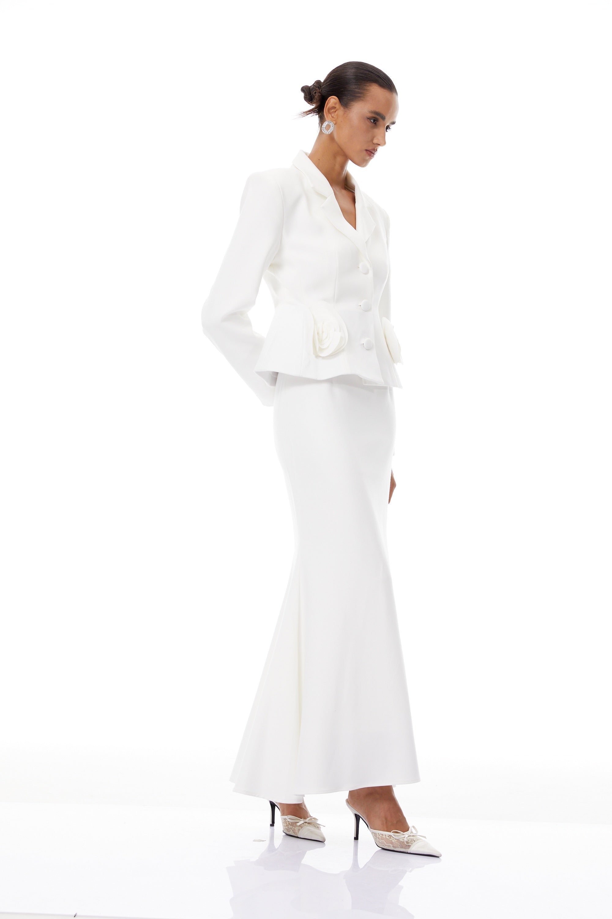 طقم بليزر وتنورة أوديت أبيض بتصميم بتلات ثلاثي الأبعاد