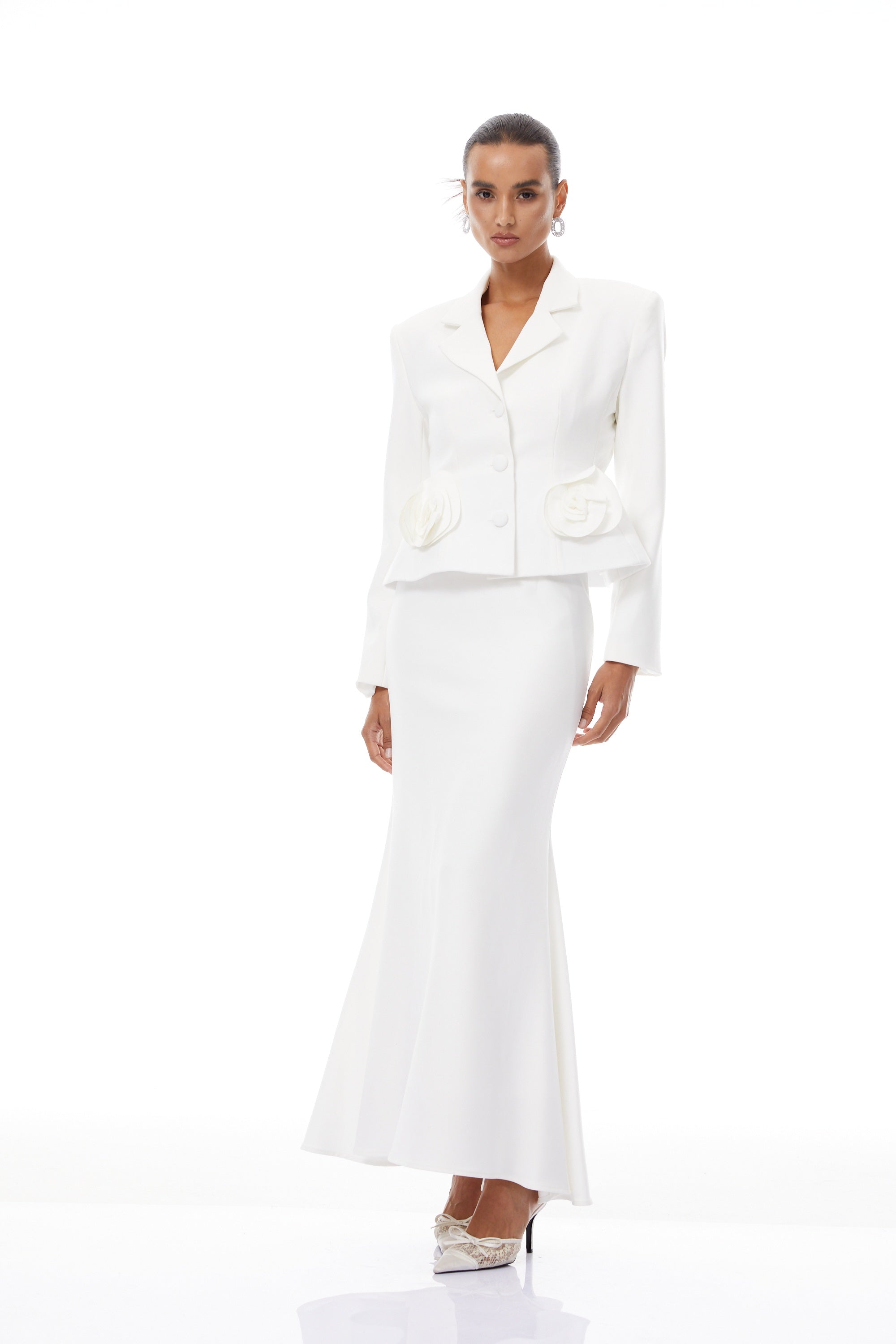 طقم بليزر وتنورة أوديت أبيض بتصميم بتلات ثلاثي الأبعاد