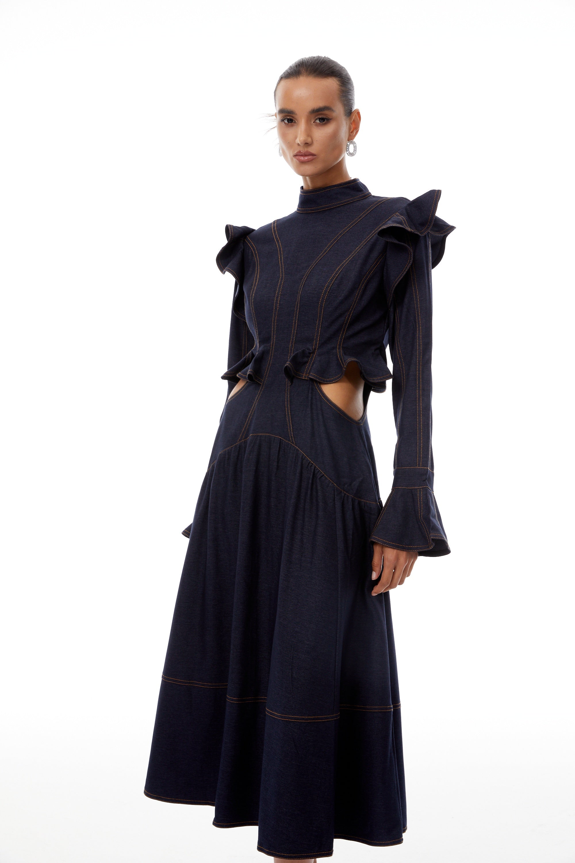 فستان صيفي متوسط الطول من الدنيم ذو طبقات ومزخرف باللون الأزرق الداكن من ويلهمينا.