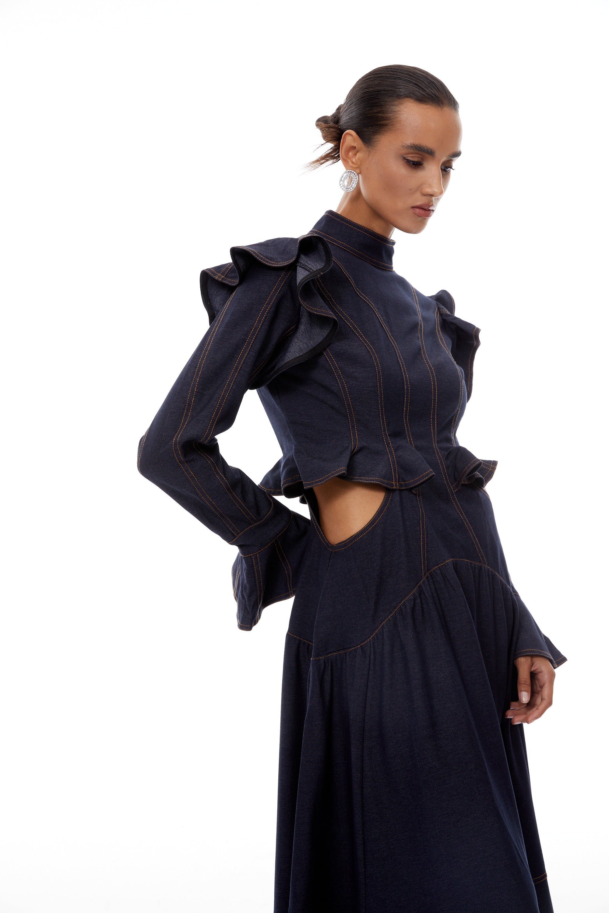 فستان صيفي متوسط الطول من الدنيم ذو طبقات ومزخرف باللون الأزرق الداكن من ويلهمينا.