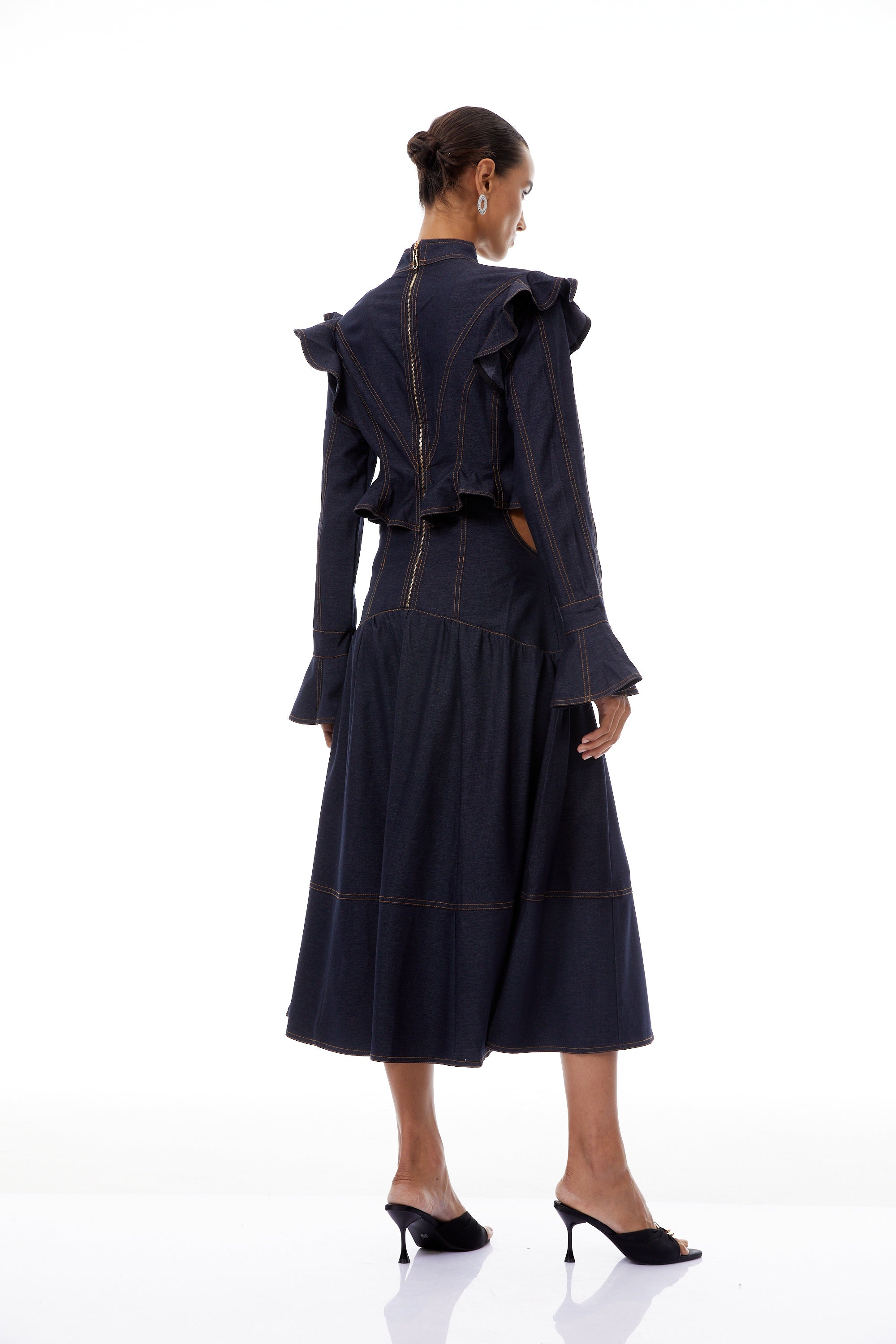 فستان صيفي متوسط الطول من الدنيم ذو طبقات ومزخرف باللون الأزرق الداكن من ويلهمينا.