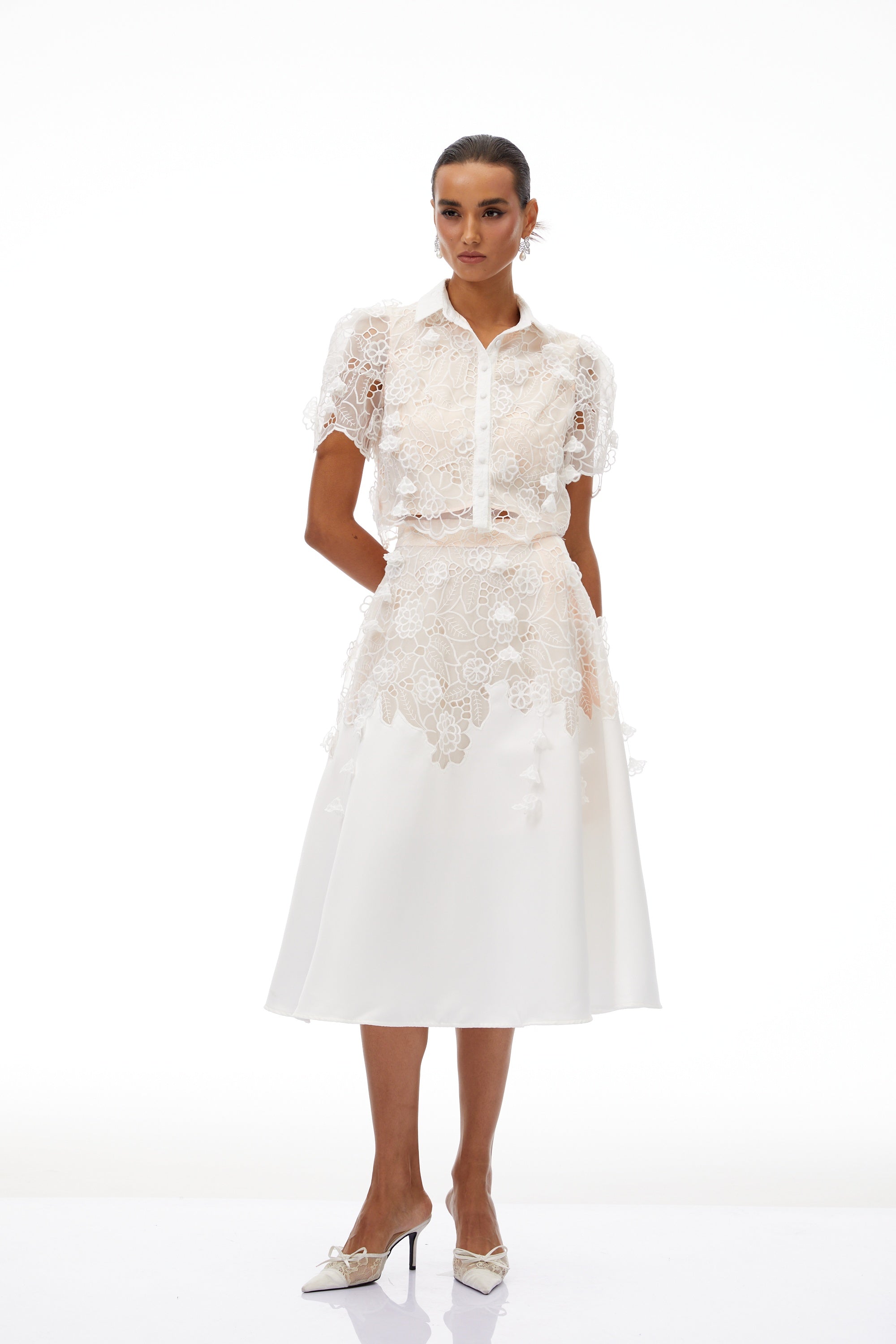 طقم أنماريا من قمة وتنورة من الدانتيل المنسوج باللون الأبيض