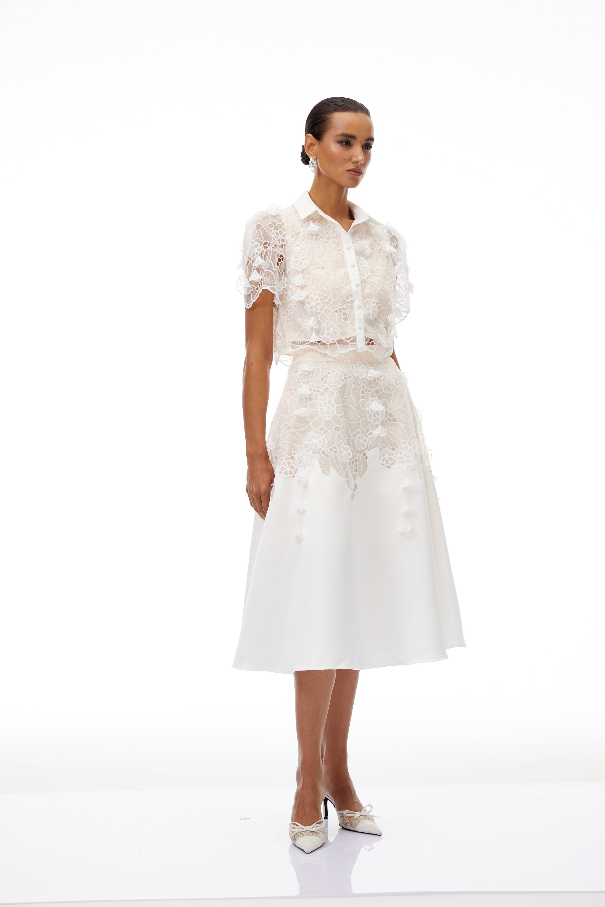 طقم أنماريا من قمة وتنورة من الدانتيل المنسوج باللون الأبيض