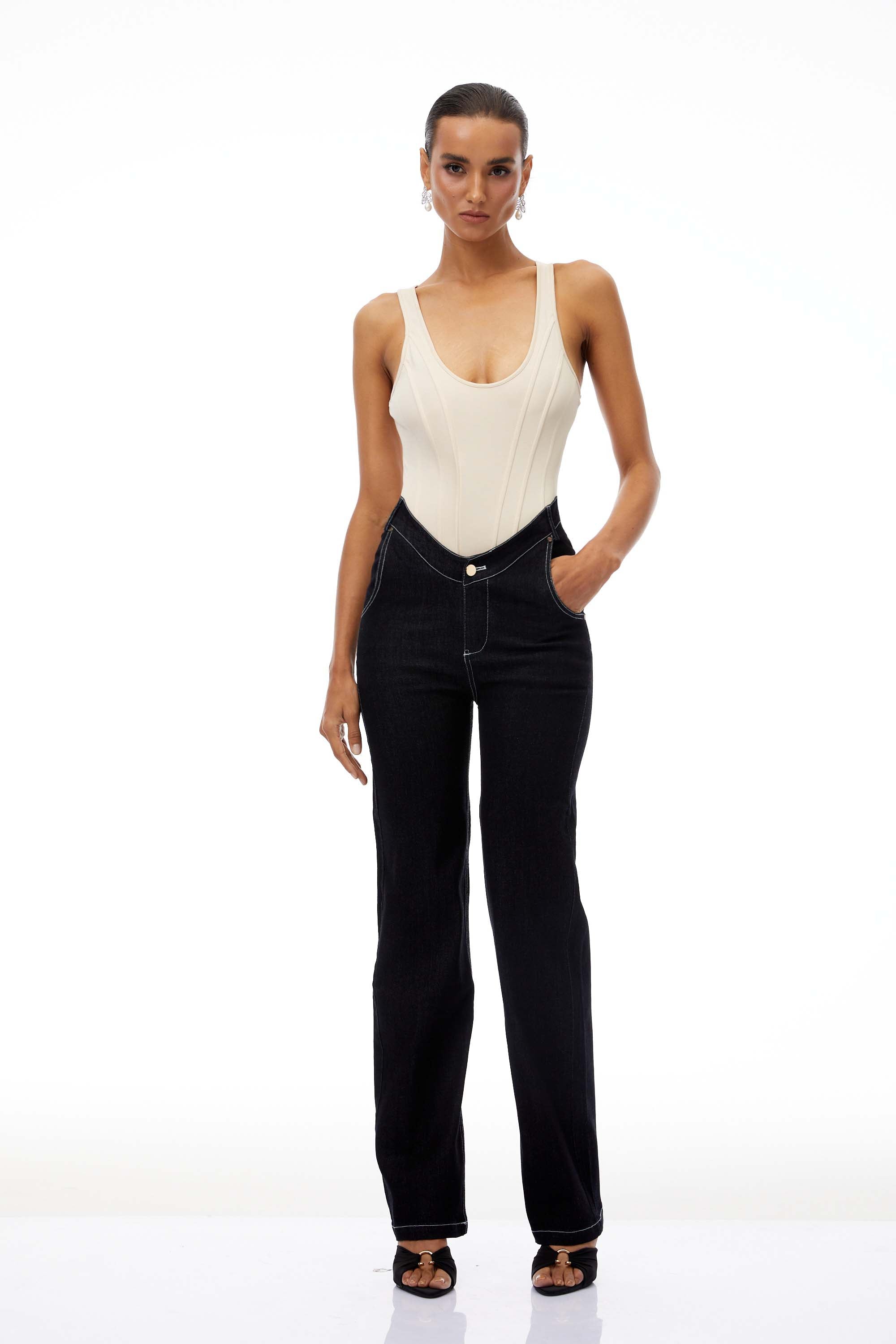 مجموعة ملابس مكونة من بلوزة بدون أكمام برقبة على شكل حرف U وبنطلون جينز مستقيم من مارين.