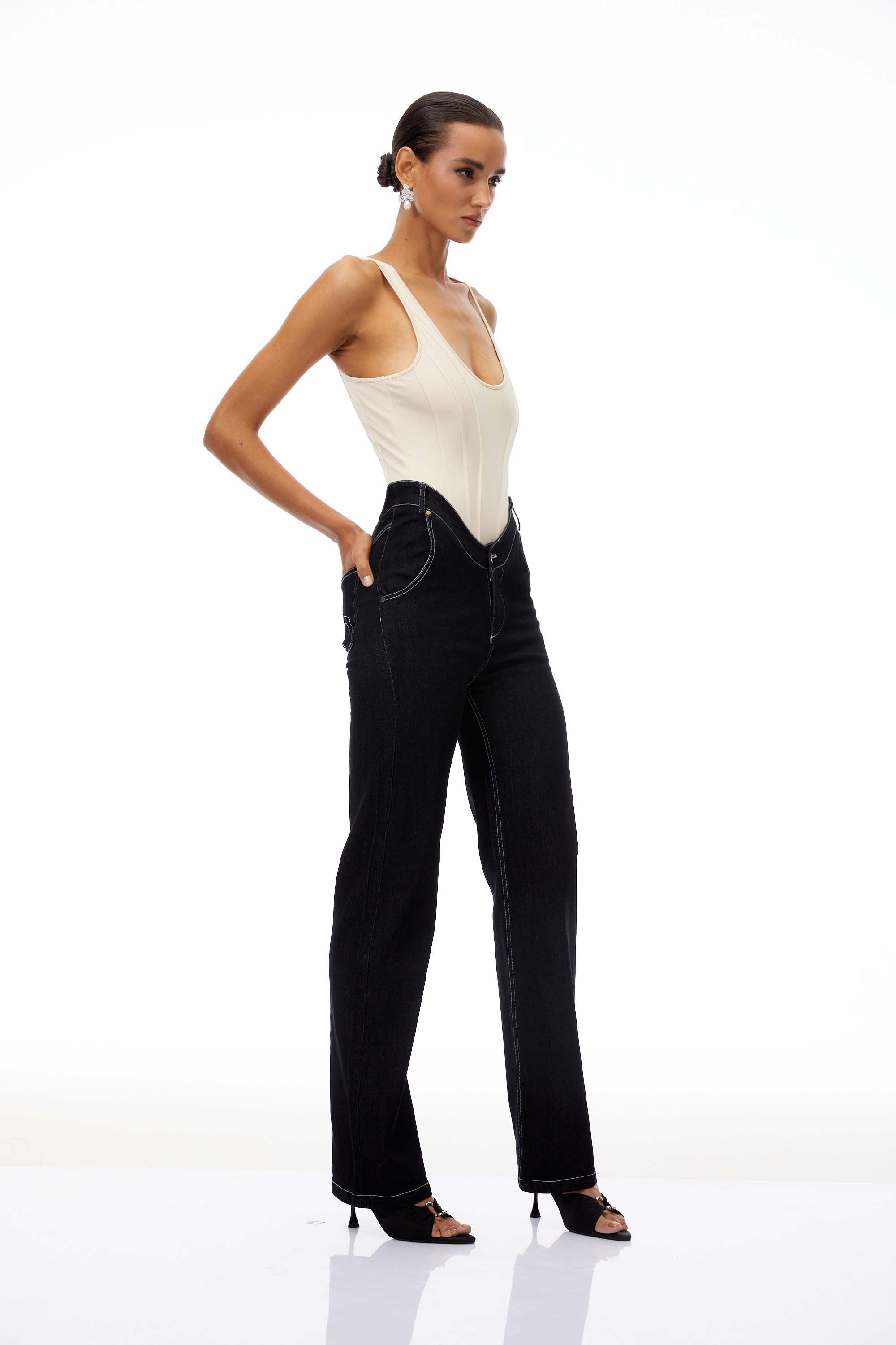 مجموعة ملابس مكونة من بلوزة بدون أكمام برقبة على شكل حرف U وبنطلون جينز مستقيم من مارين.