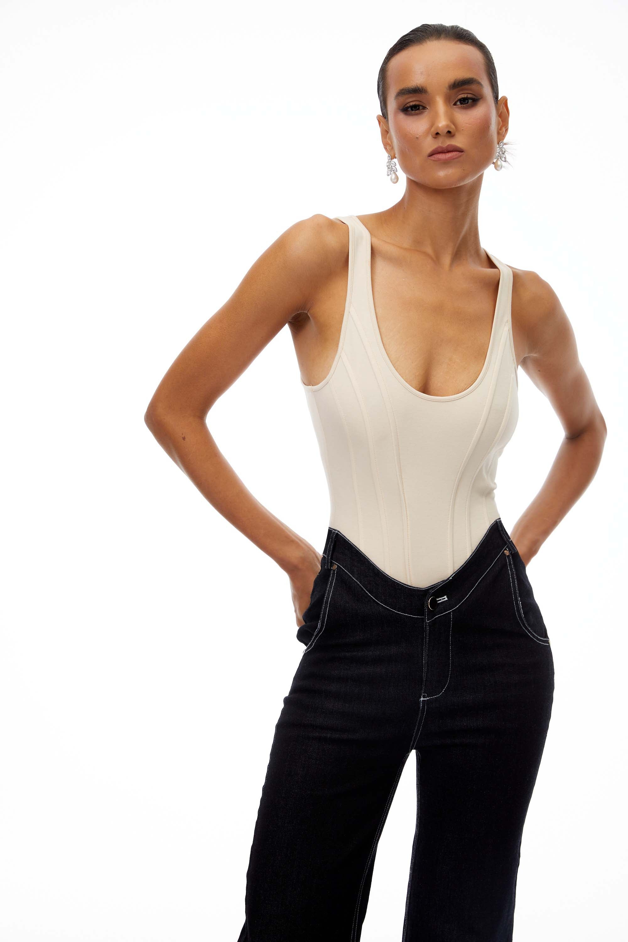 مجموعة ملابس مكونة من بلوزة بدون أكمام برقبة على شكل حرف U وبنطلون جينز مستقيم من مارين.