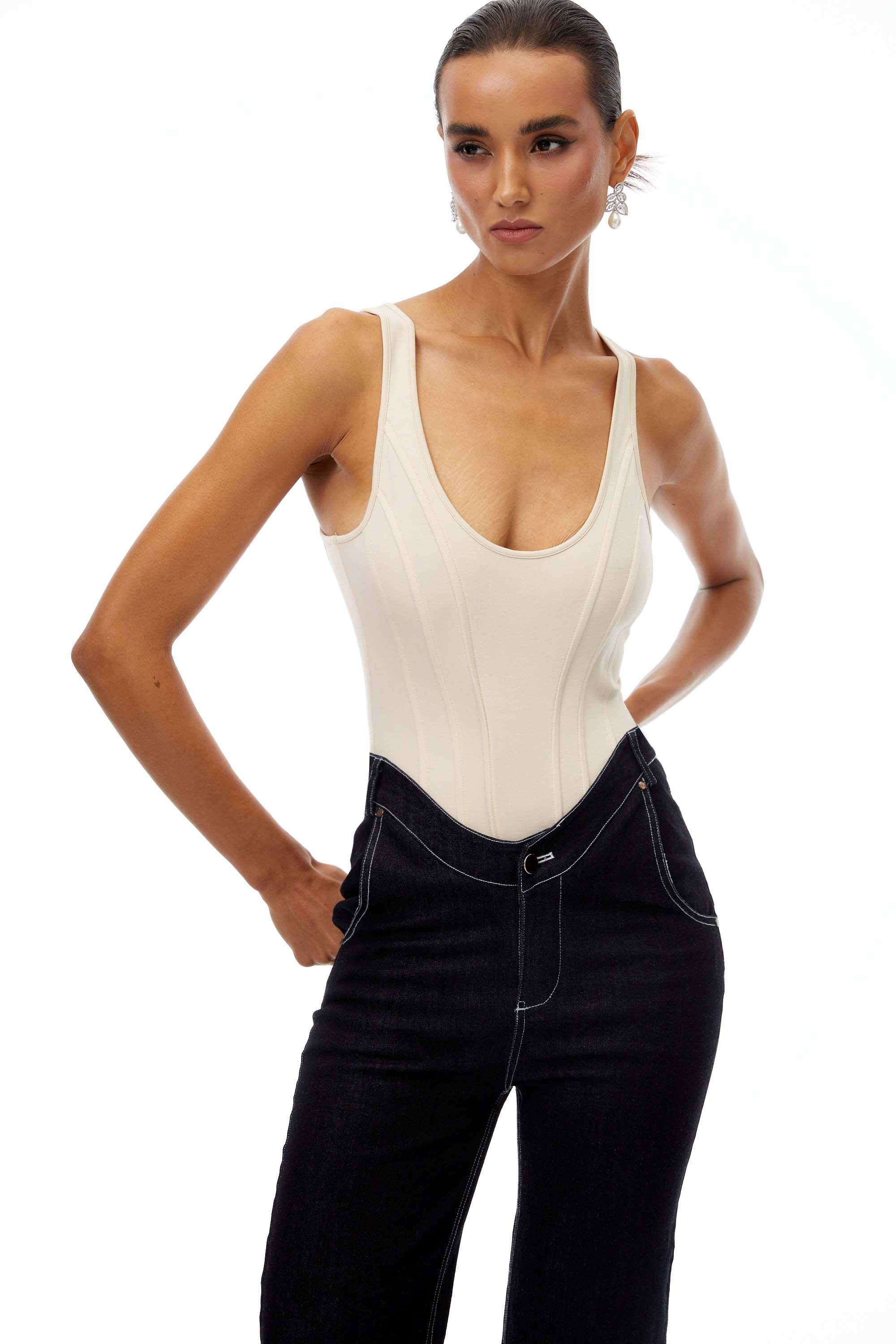 مجموعة ملابس مكونة من بلوزة بدون أكمام برقبة على شكل حرف U وبنطلون جينز مستقيم من مارين.