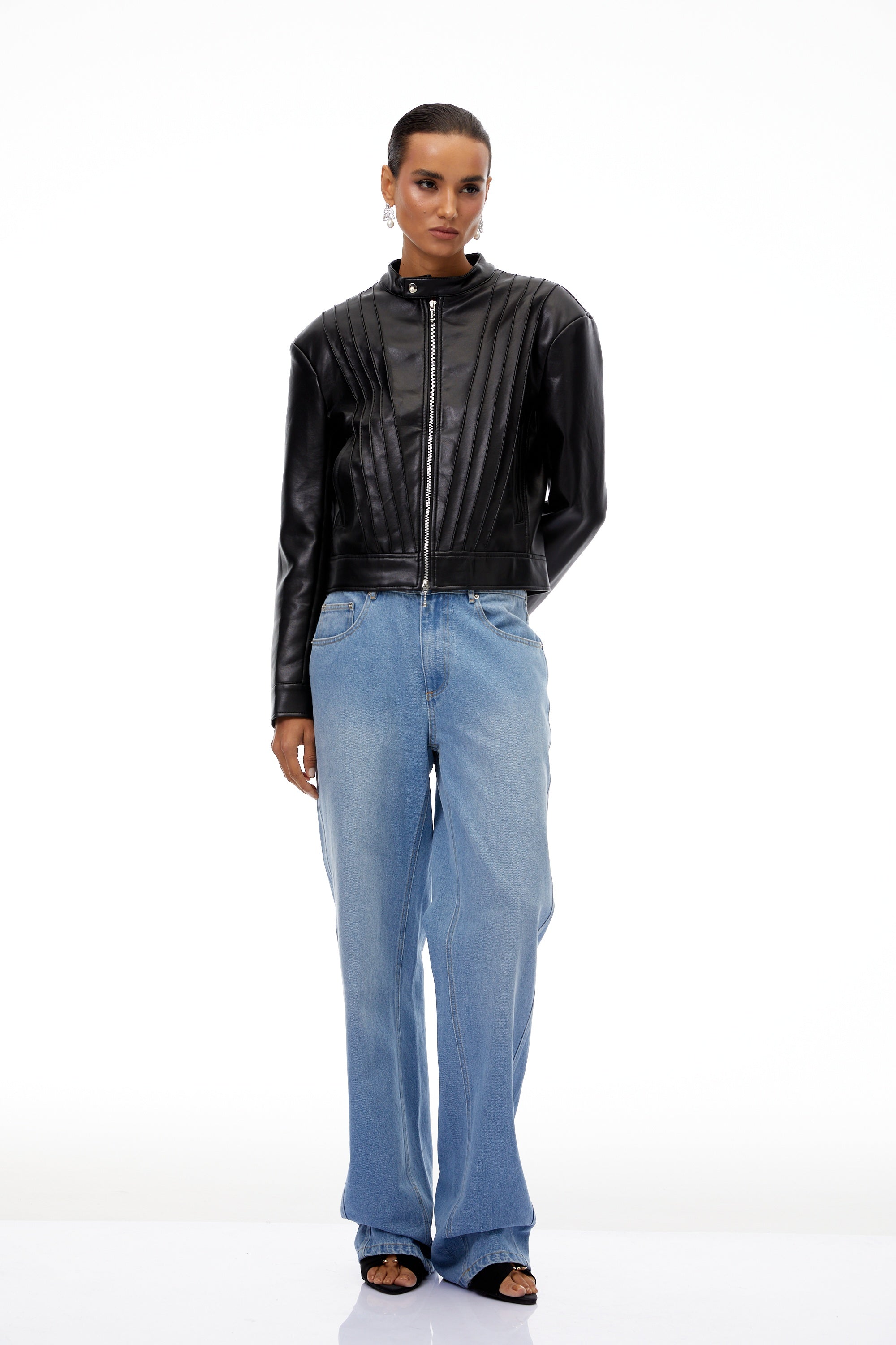 جاكيت راكب الدراجة النارية من الجلد المطوي باللون الأسود من كويتريه