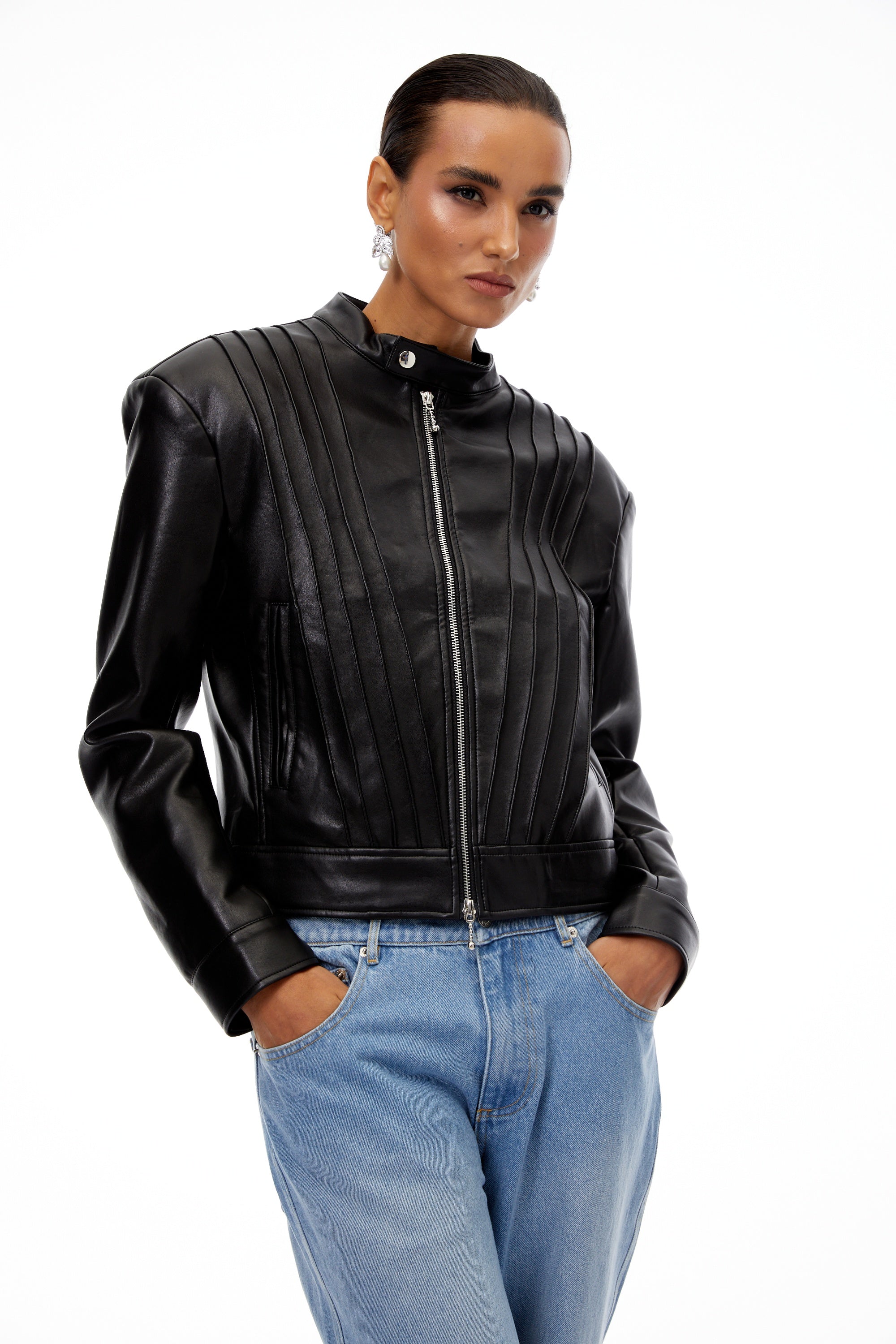 جاكيت راكب الدراجة النارية من الجلد المطوي باللون الأسود من كويتريه