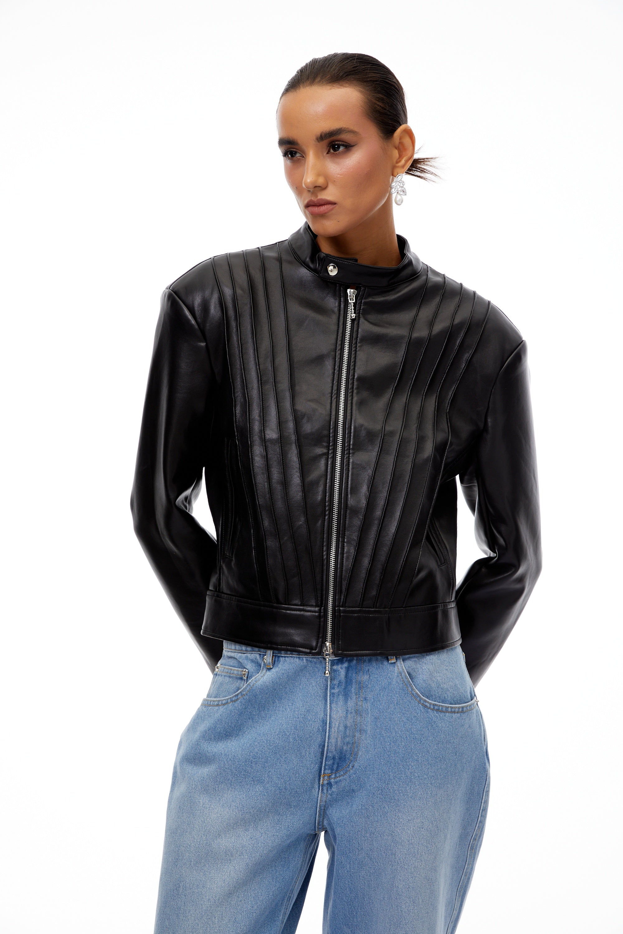 جاكيت راكب الدراجة النارية من الجلد المطوي باللون الأسود من كويتريه