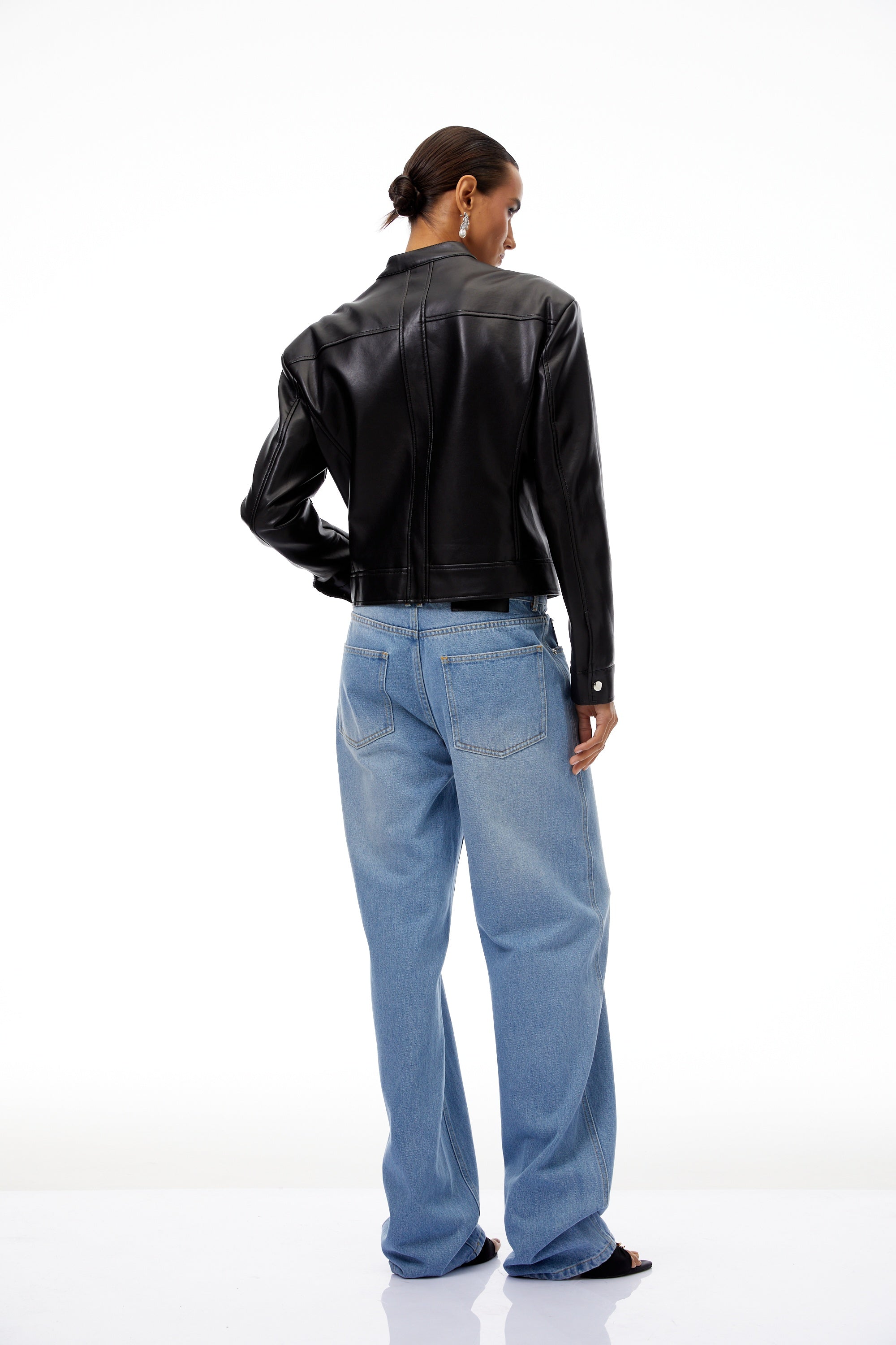 جاكيت راكب الدراجة النارية من الجلد المطوي باللون الأسود من كويتريه