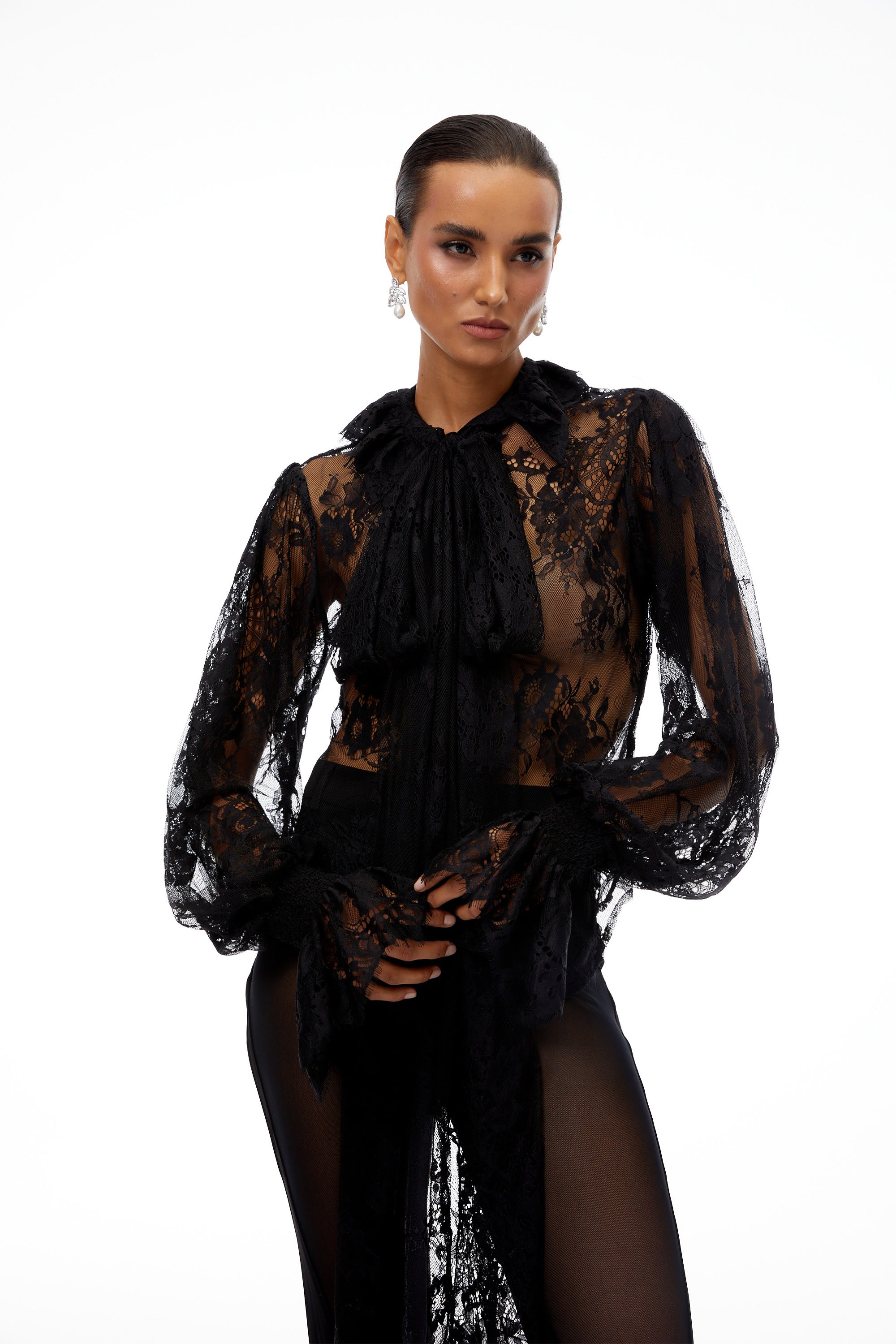 Quintine Schwarze Bluse mit Schleife und Blumenmuster aus Spitze