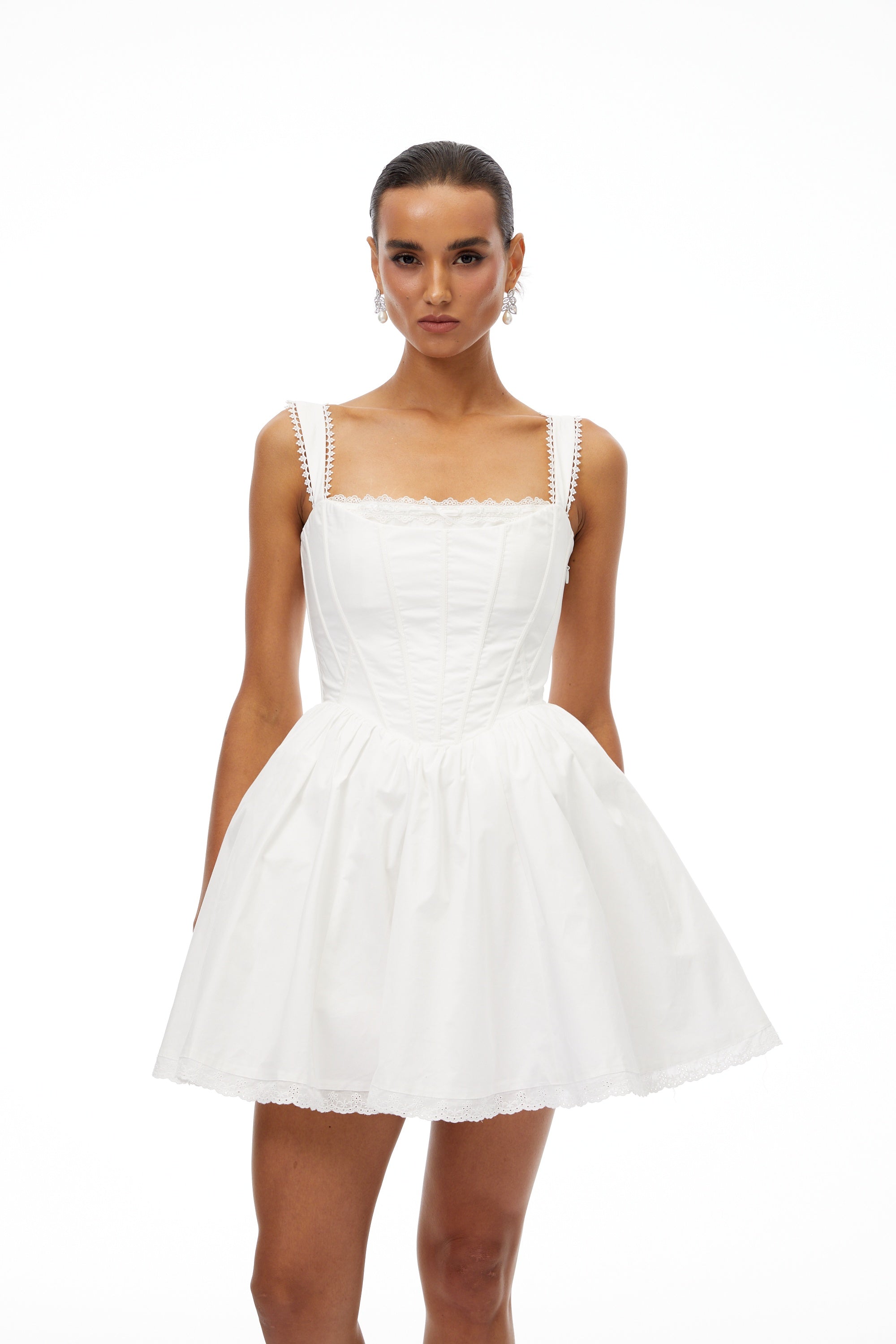 فستان قصير بتصميم كورسيه من Béatrice مزين بتفاصيل من الدانتيل الأبيض