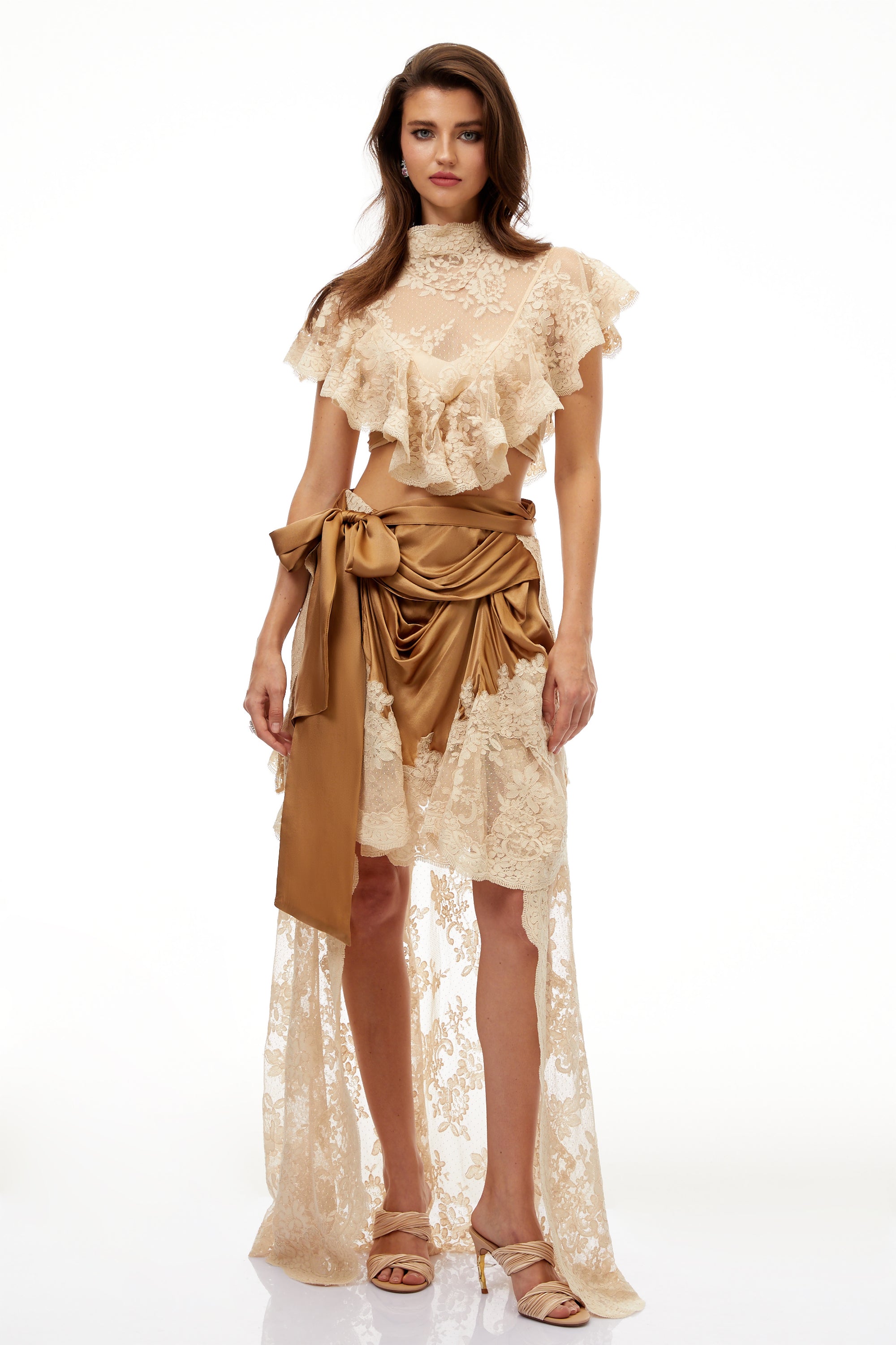 تنورة باسكل ذات الألواح الساتانية غير المتناظرة باللون المحايد مع تطريز دانتيل