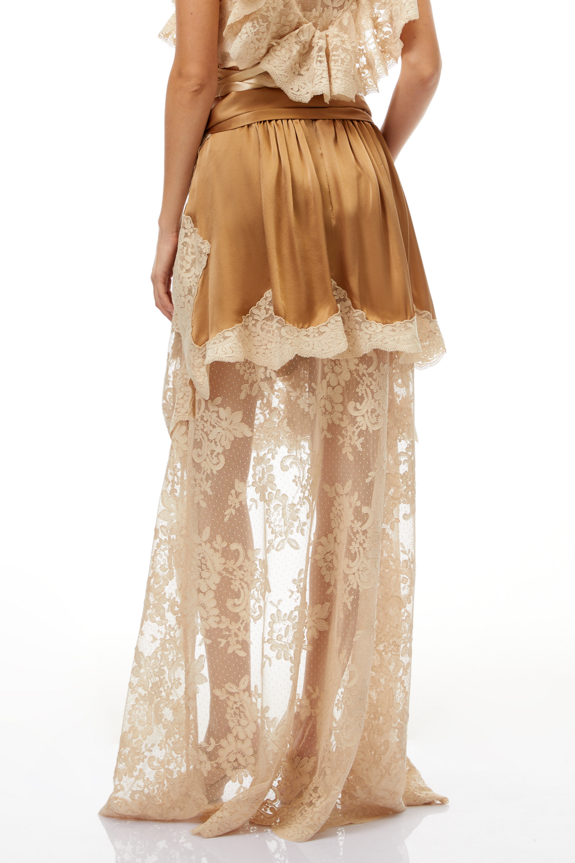 تنورة باسكل ذات الألواح الساتانية غير المتناظرة باللون المحايد مع تطريز دانتيل