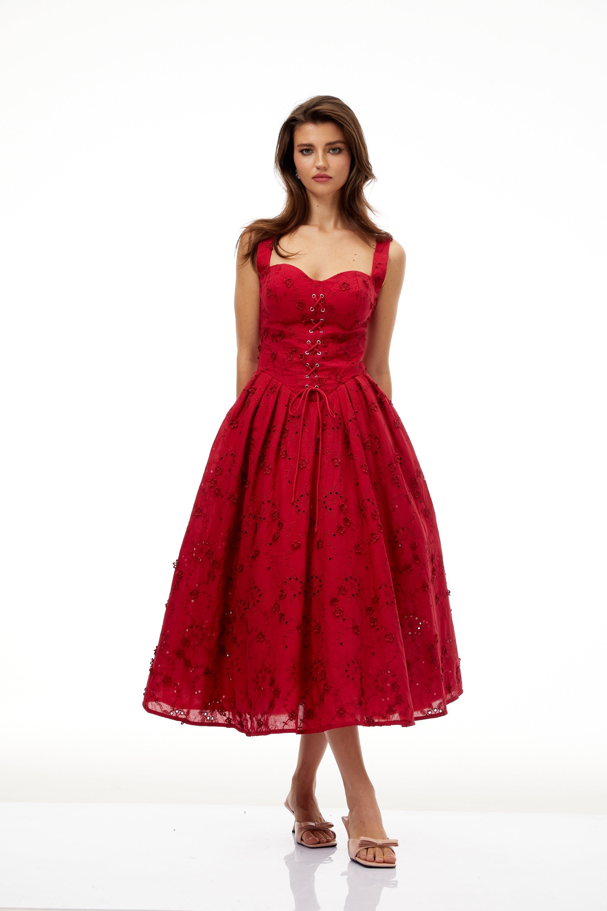 فستان ميدي بتصميم كورسيه مطرز بالزهور باللون الأحمر من Panna