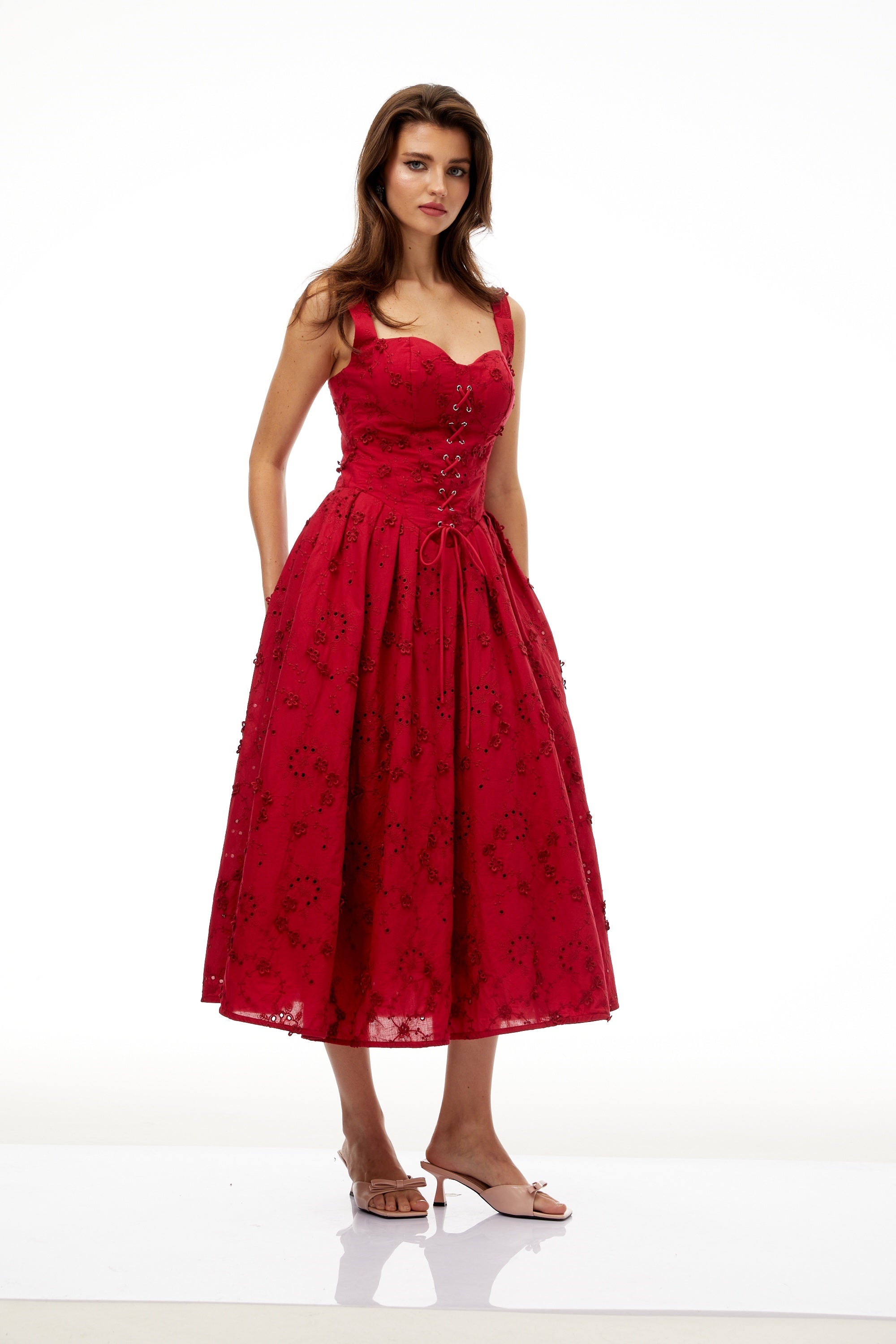 فستان ميدي بتصميم كورسيه مطرز بالزهور باللون الأحمر من Panna