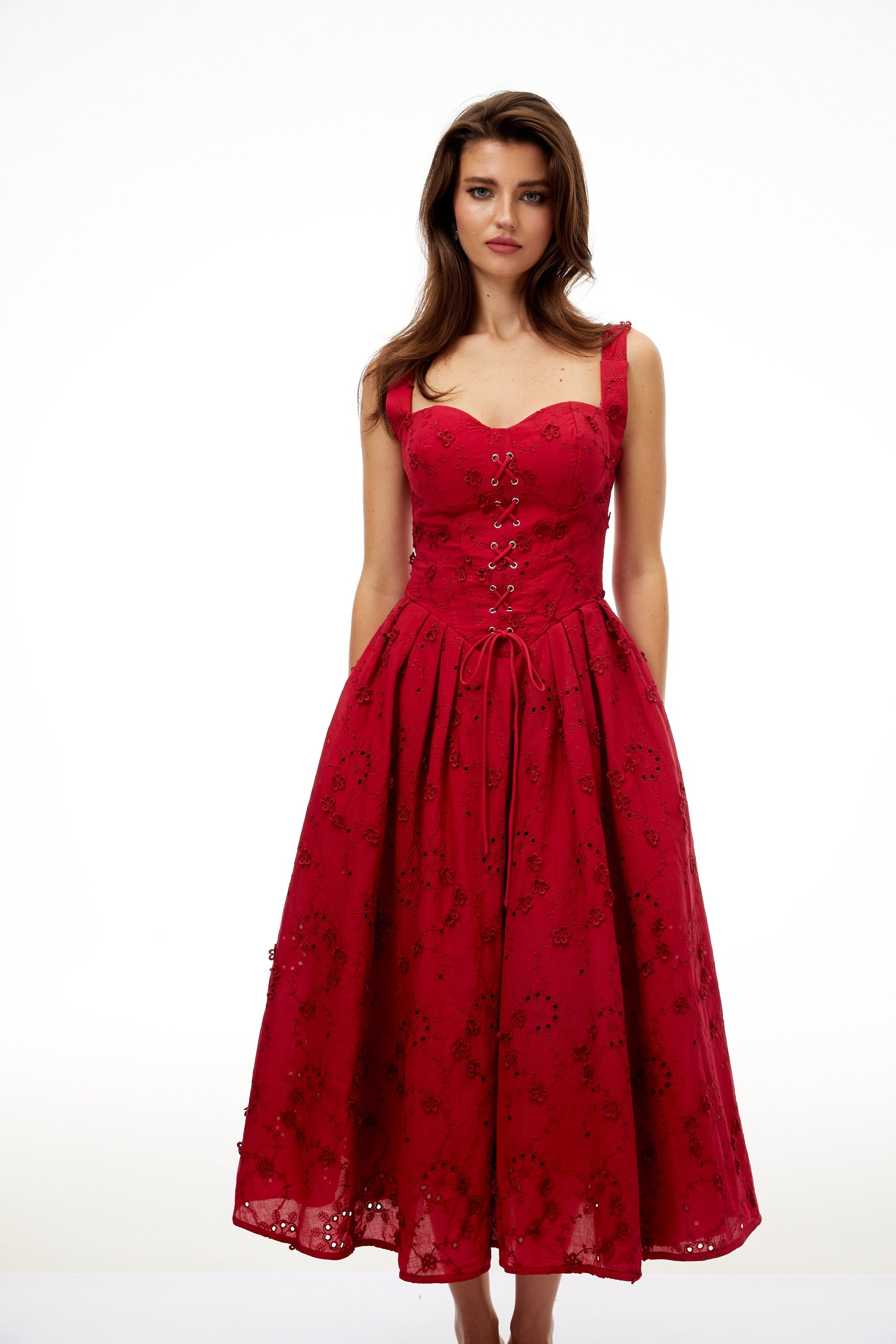 فستان ميدي بتصميم كورسيه مطرز بالزهور باللون الأحمر من Panna