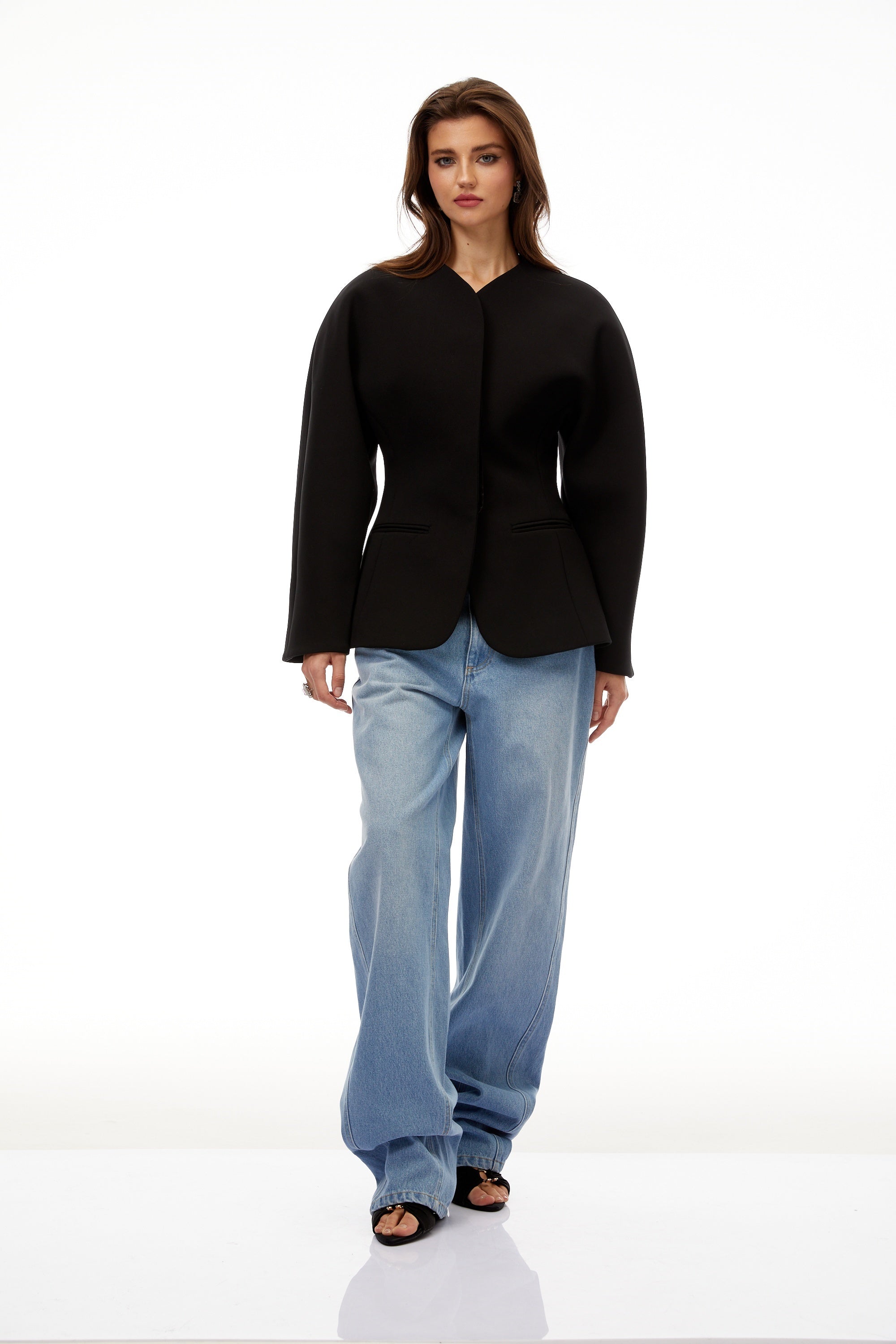 طقم بليزر وسروال أبيض من سيزان