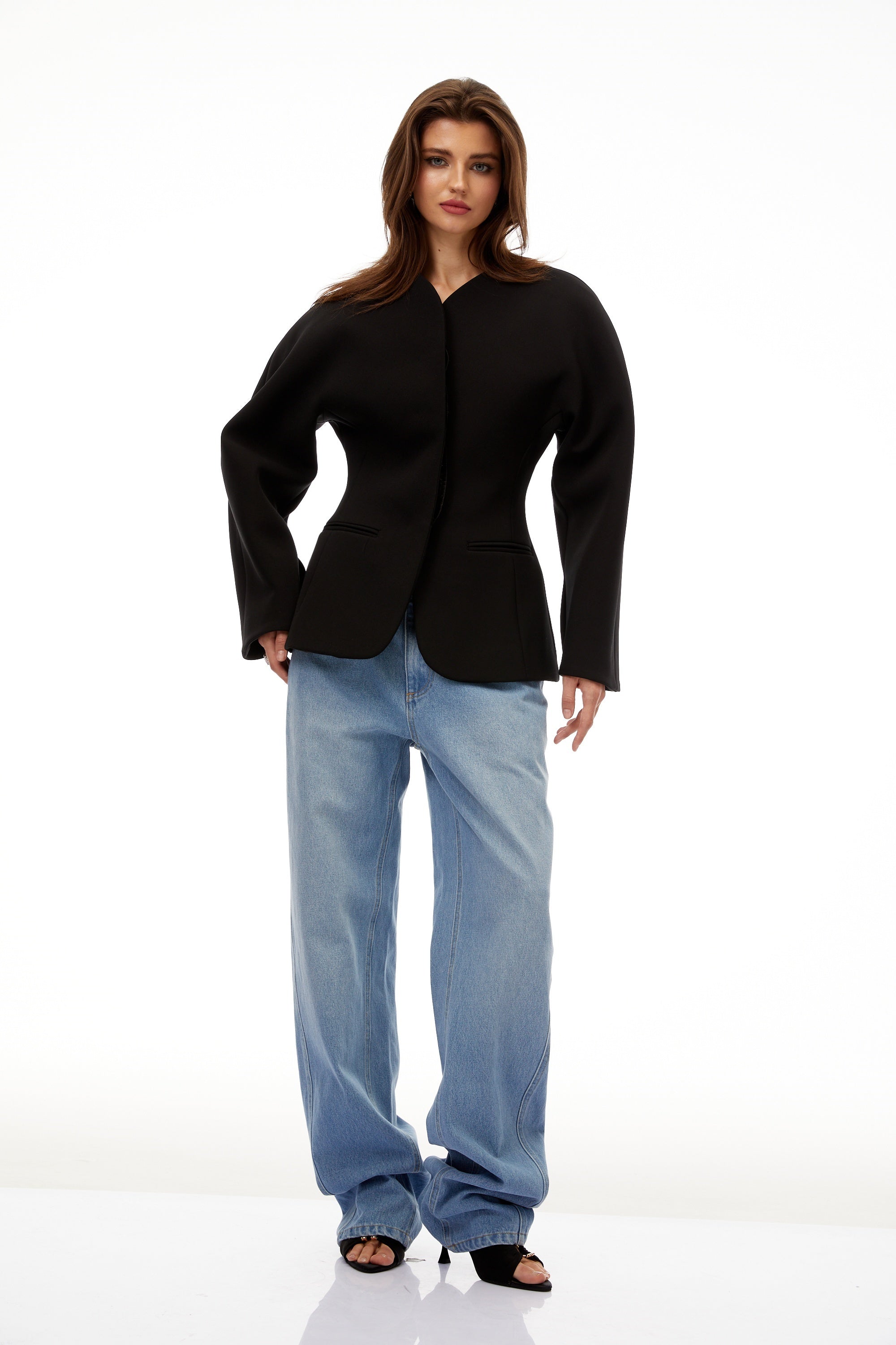 طقم بليزر وسروال أبيض من سيزان