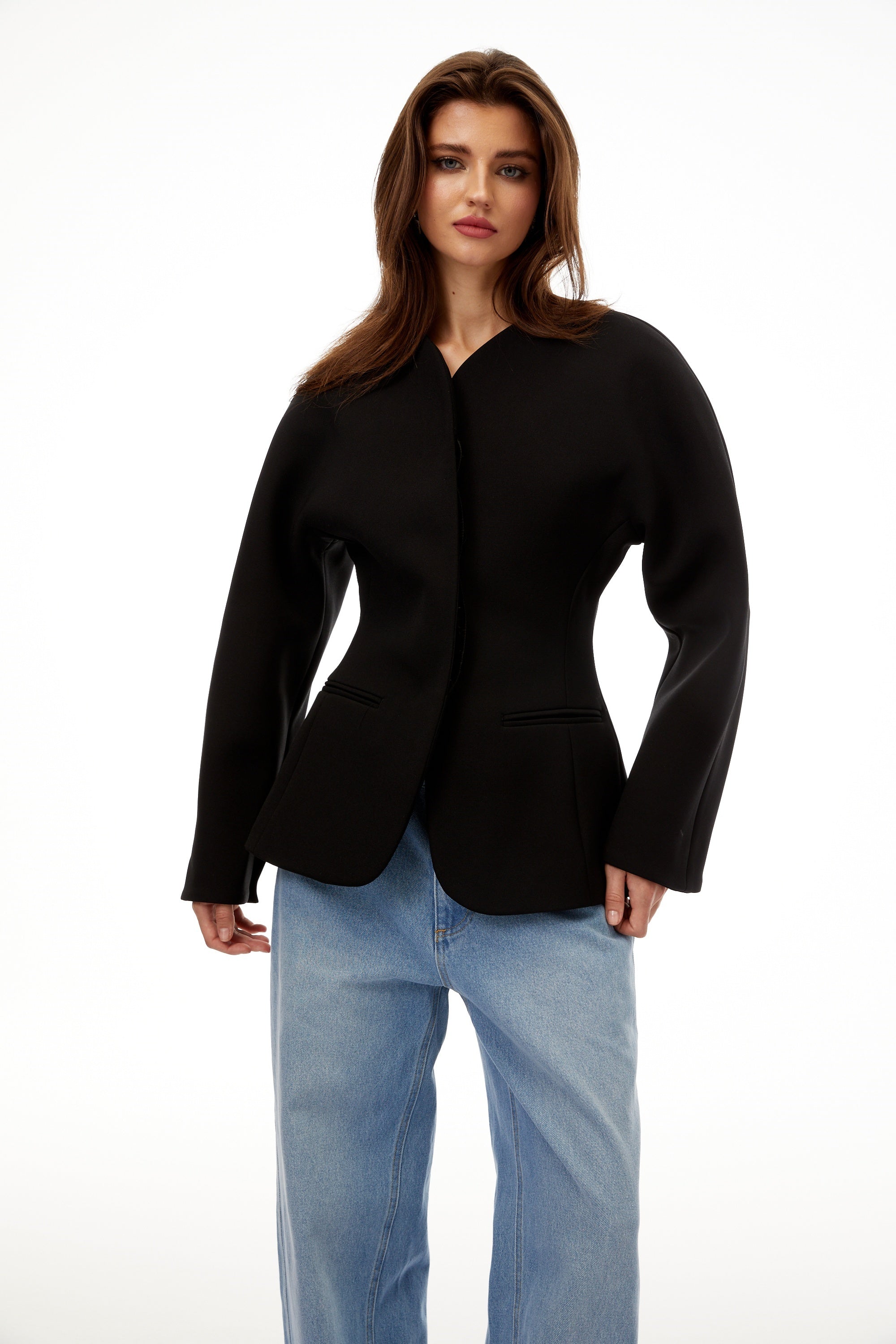 طقم بليزر وسروال أبيض من سيزان