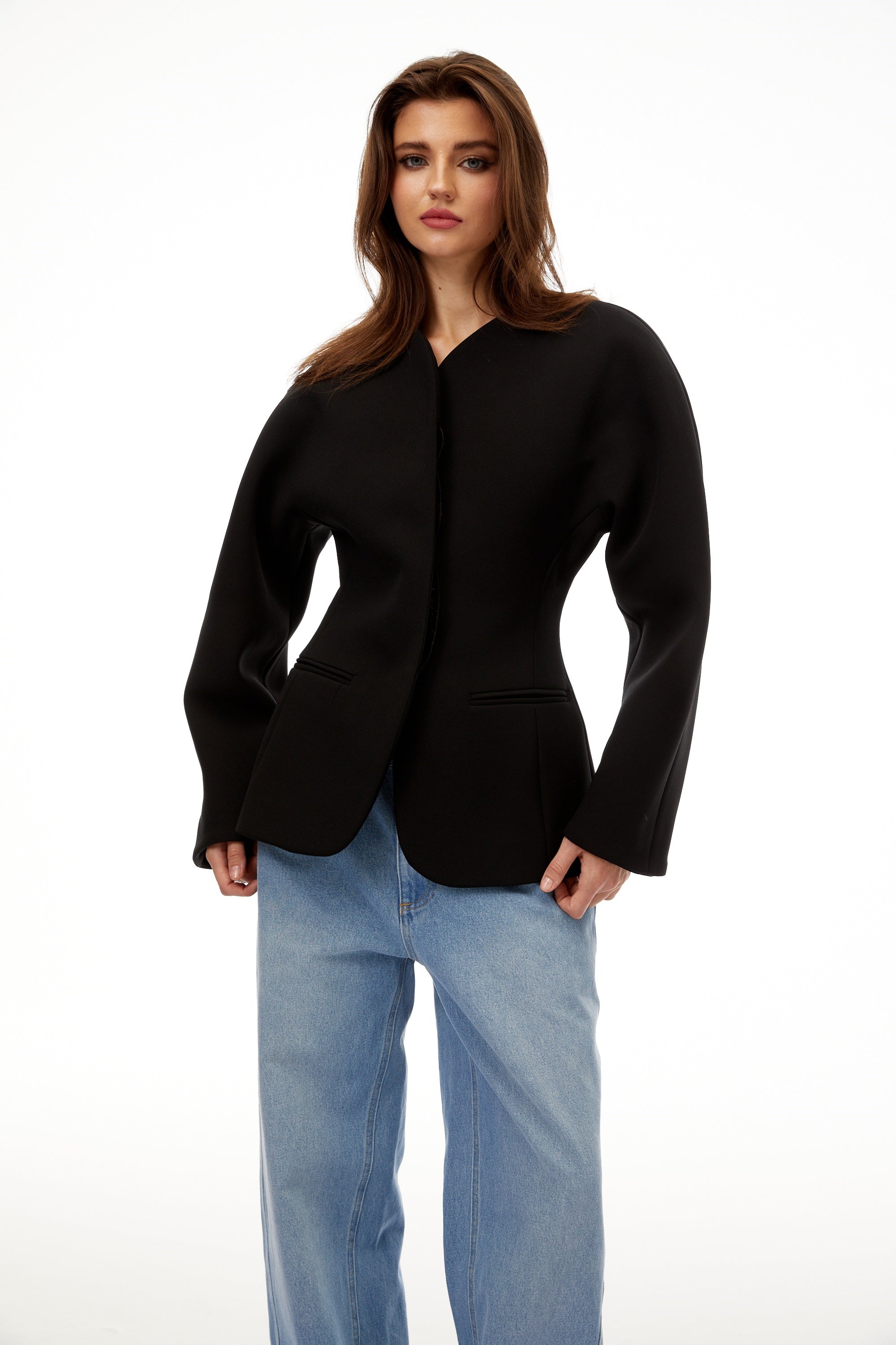 طقم بليزر وسروال أبيض من سيزان