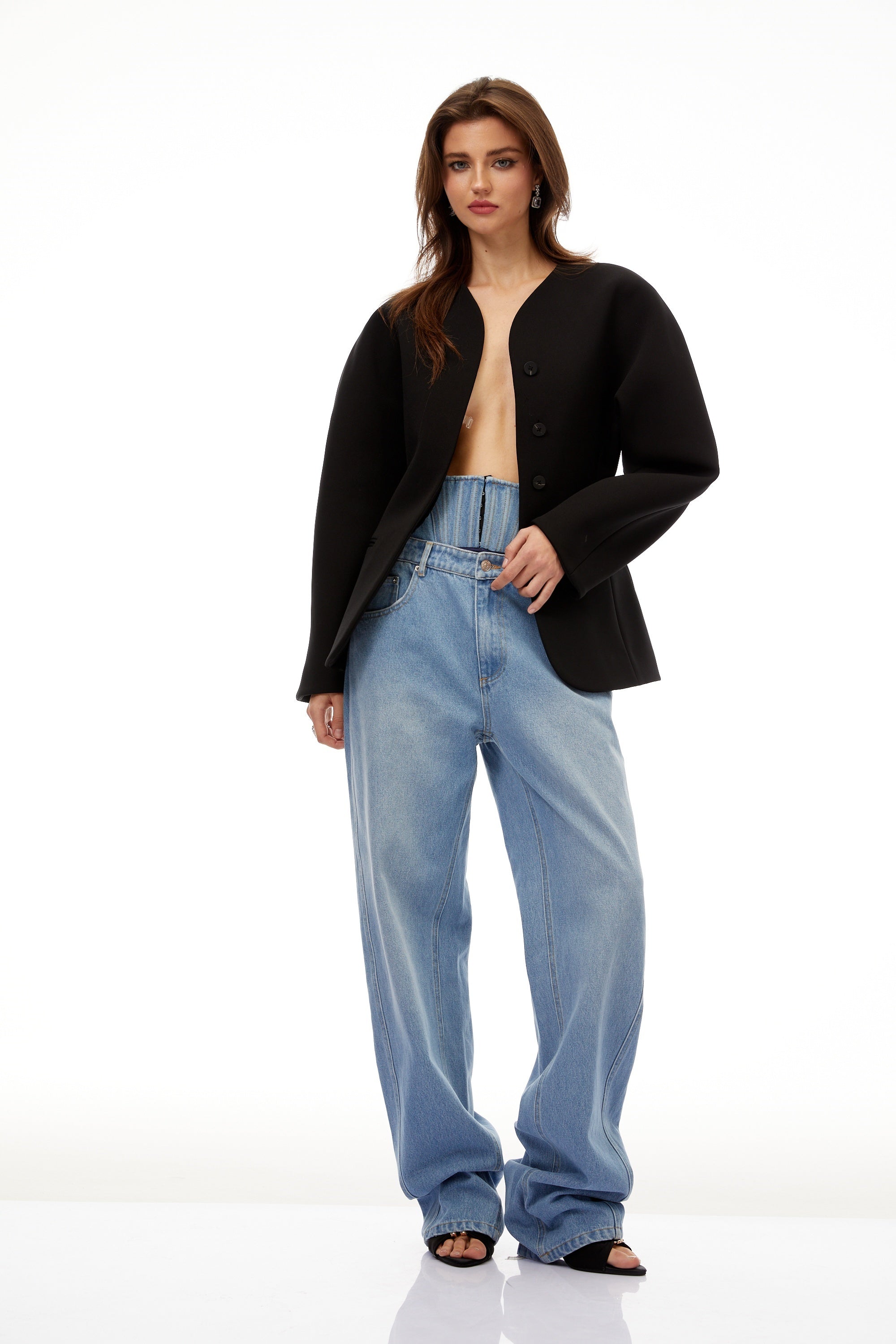 طقم بليزر وسروال أبيض من سيزان