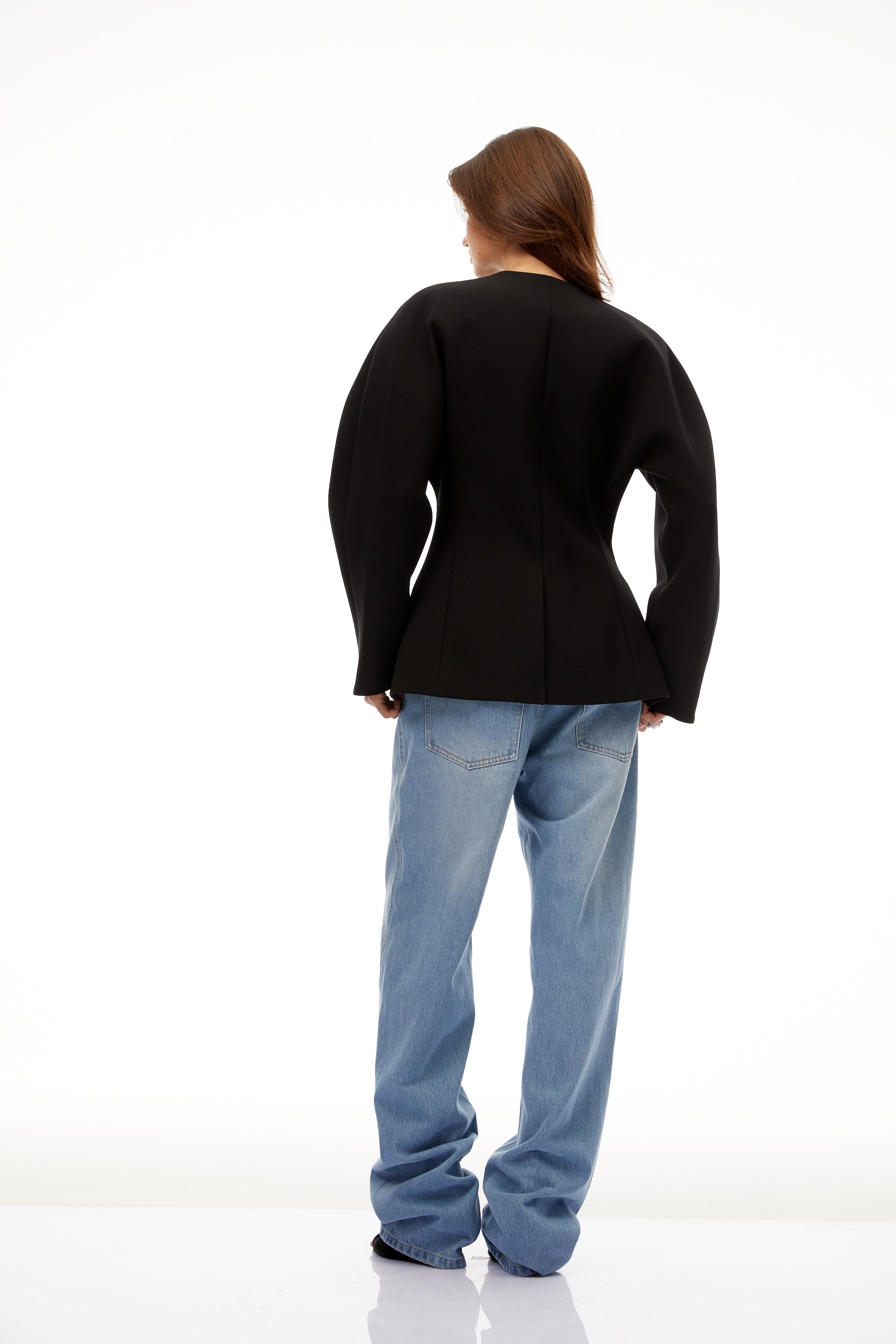 طقم بليزر وسروال أبيض من سيزان