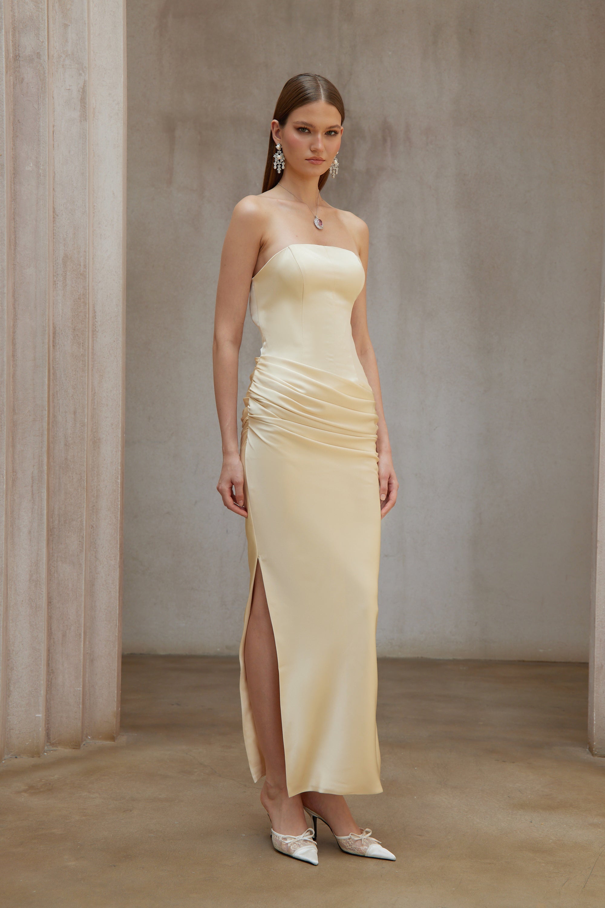 Adélade Gelbes gerafftes Satin-Korsett-Maxikleid