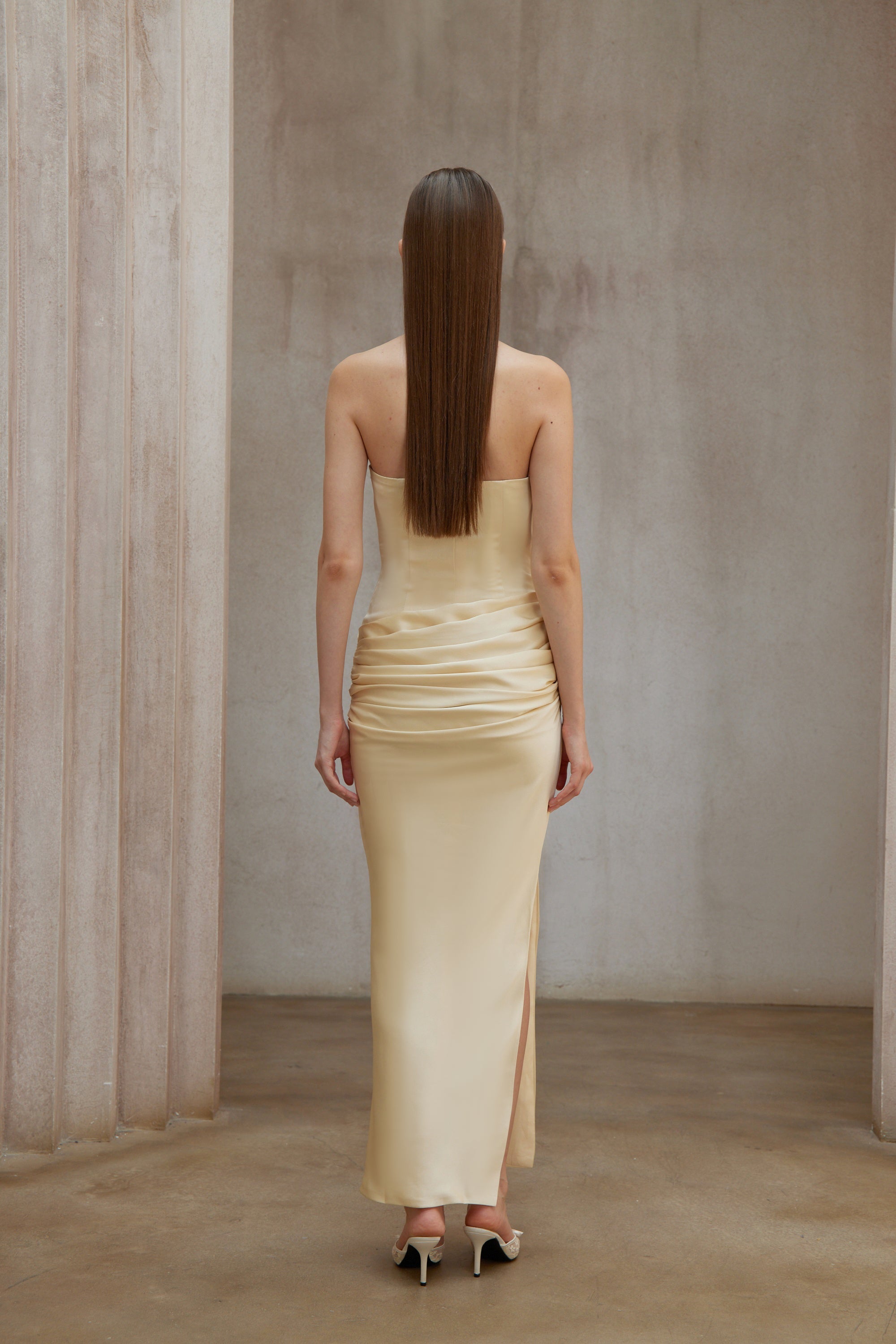 Adélade Gelbes gerafftes Satin-Korsett-Maxikleid