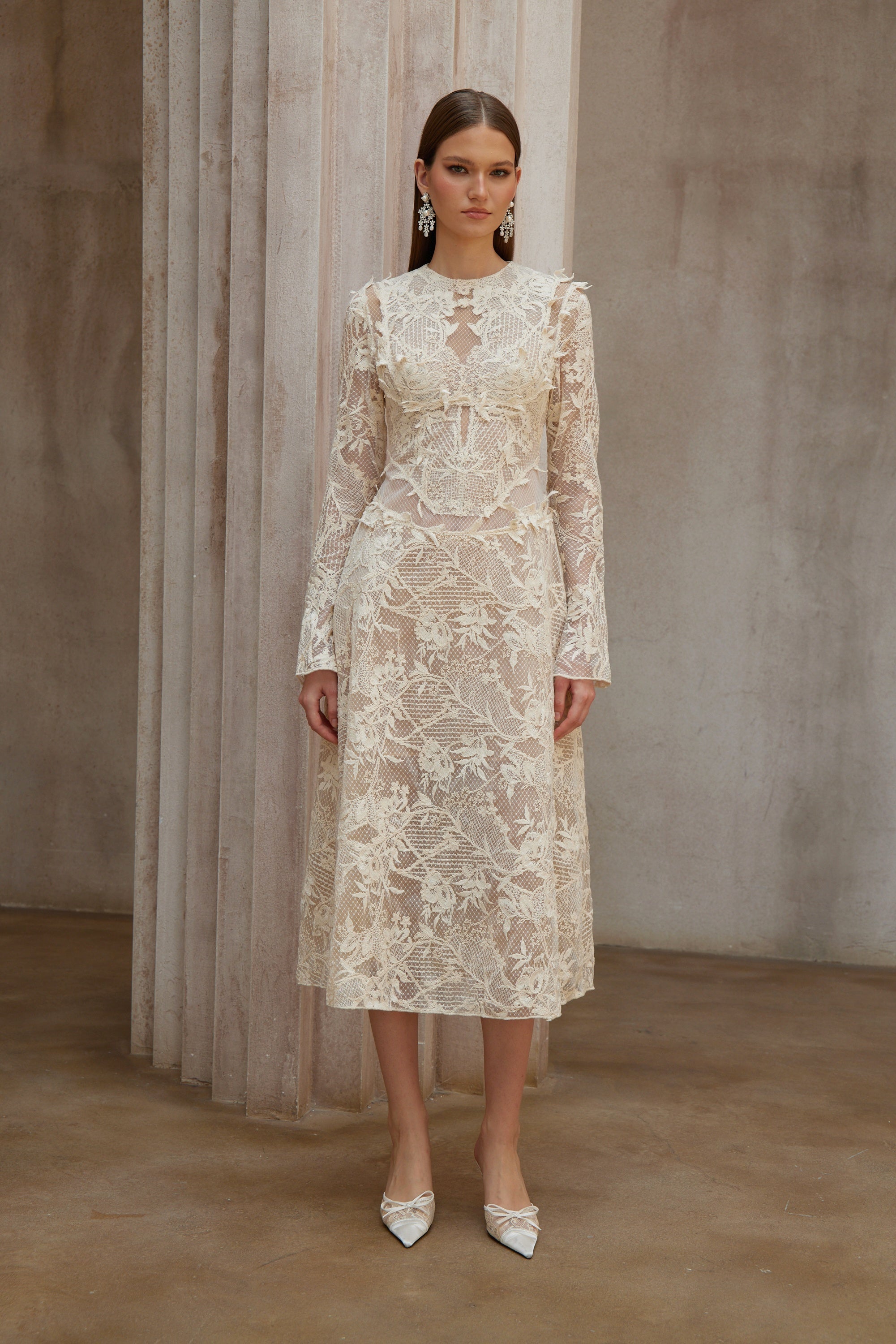 فستان متوسط ​​الطول من الدانتيل باللون الأبيض العنبر بأكمام طويلة ومزين بالزهور