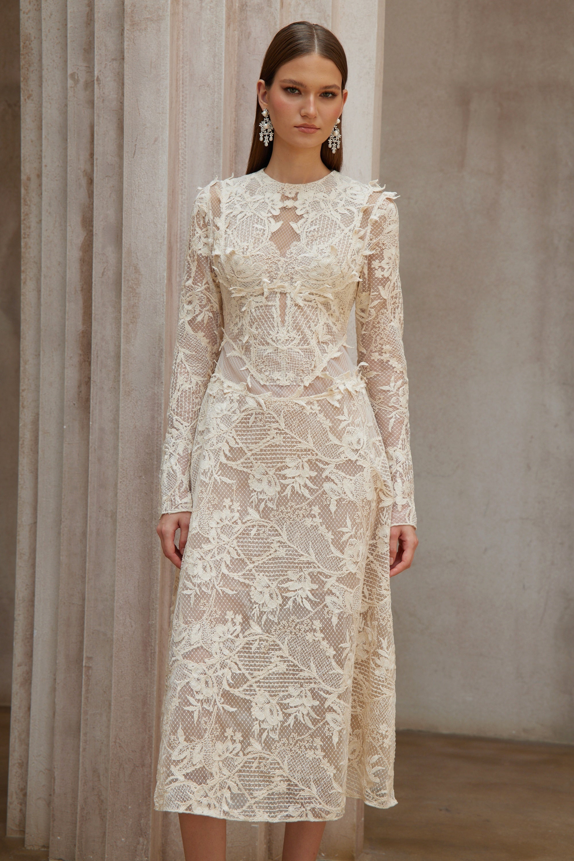 فستان متوسط ​​الطول من الدانتيل باللون الأبيض العنبر بأكمام طويلة ومزين بالزهور