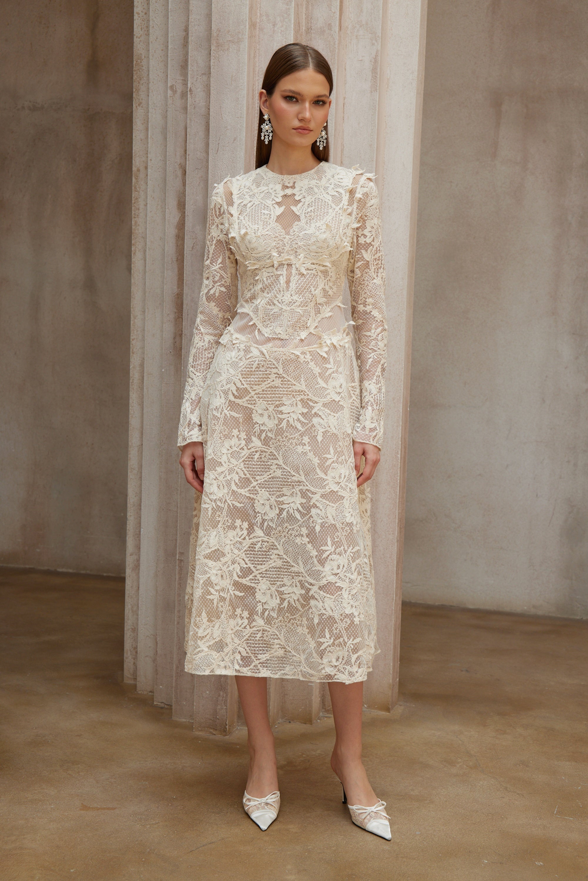 فستان متوسط ​​الطول من الدانتيل باللون الأبيض العنبر بأكمام طويلة ومزين بالزهور