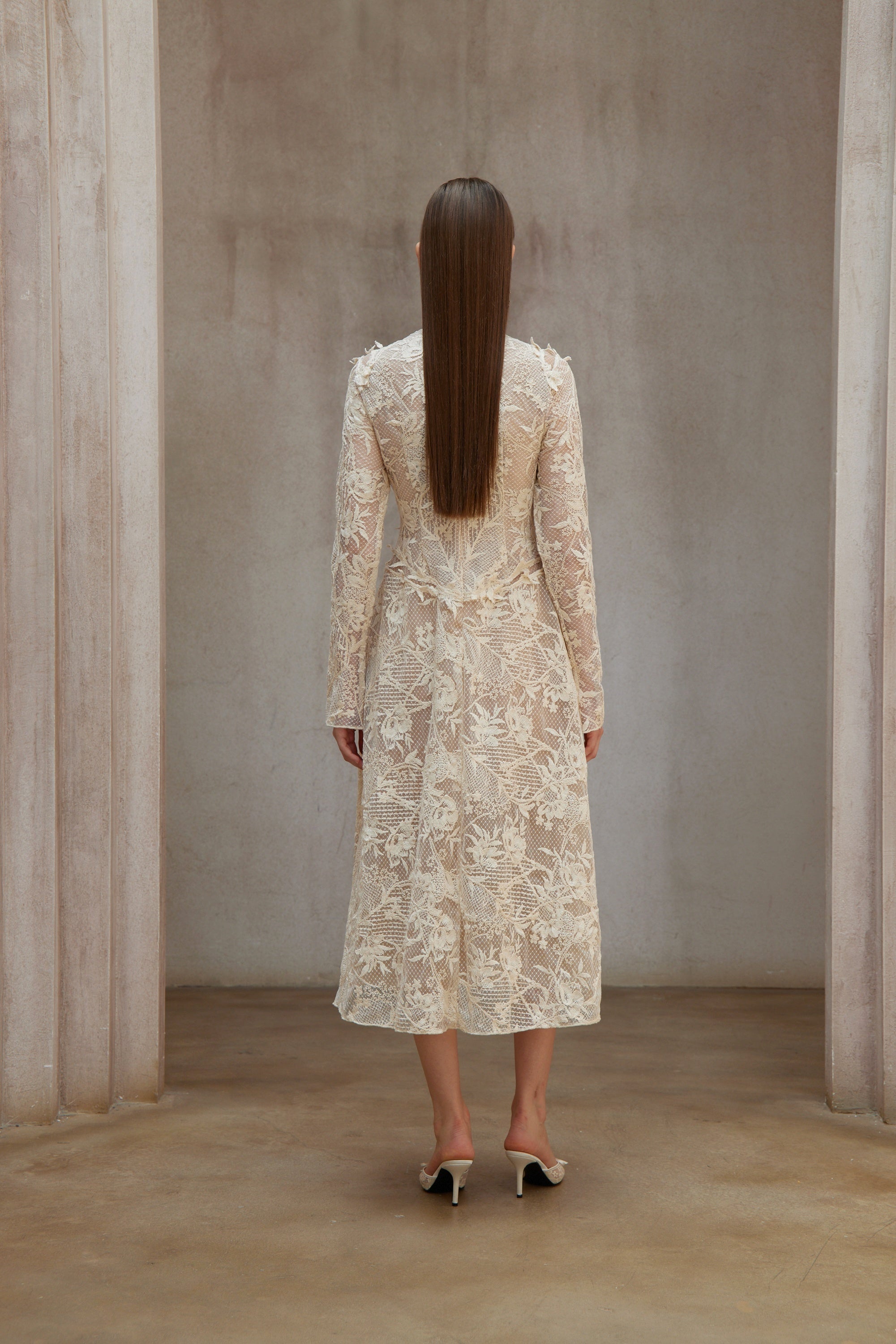 Bernsteinweißes, langärmliges Midikleid mit Blumenspitze