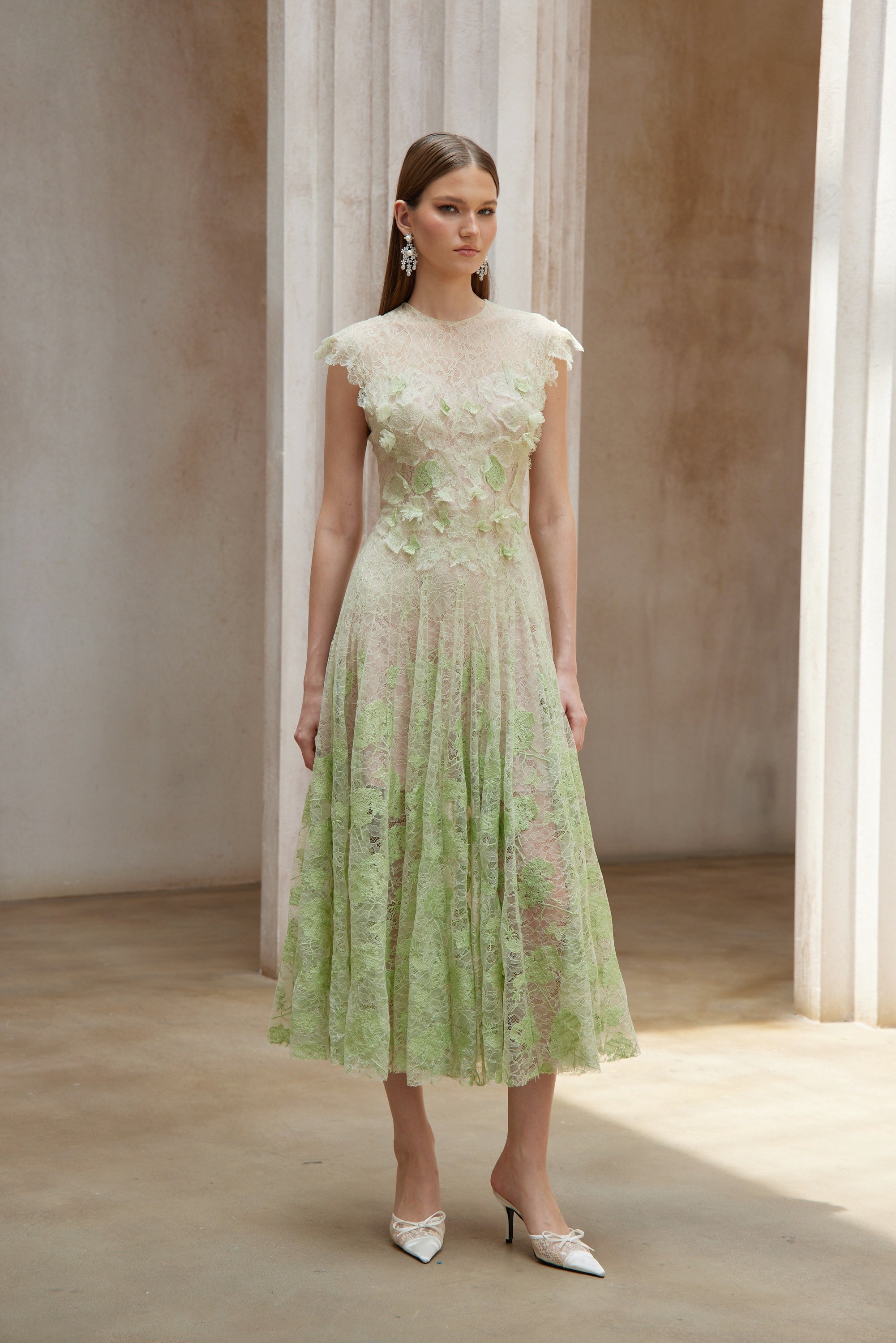 فستان ميدي من الدانتيل الأخضر المزين بالزهور من Béryl