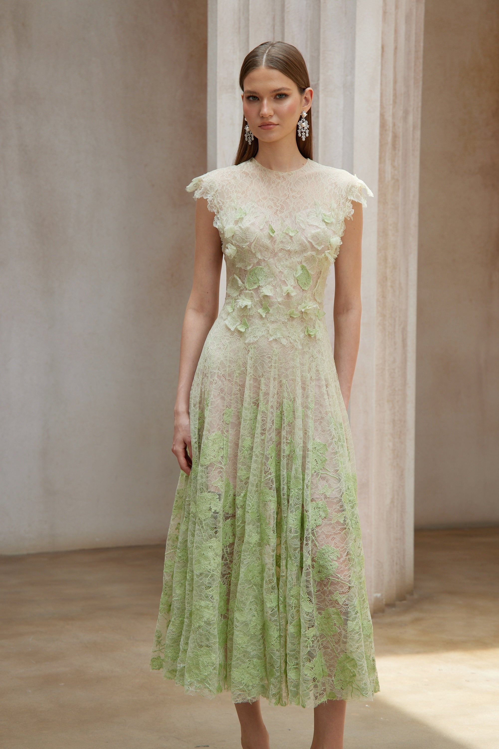 فستان ميدي من الدانتيل الأخضر المزين بالزهور من Béryl